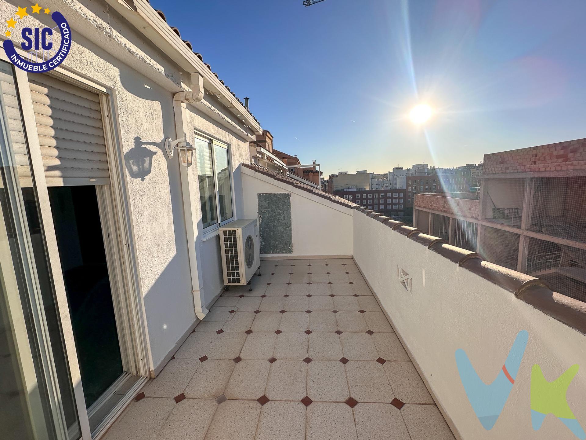 ¡Descubre este magnífico dúplex ubicado en la deseada zona sur de Castellón! 🌇 . En su primera planta, disfrutarás de un amplio comedor-salón de casi 31 m² que ofrece luminosidad y confort. La cocina cuenta con una práctica galería para mayor funcionalidad. Además, dispone de dos acogedores dormitorios 🛏️ y un baño completo perfectamente equipado. La planta superior alberga una espectacular habitación principal de 18.64 m² acompañada por un espacioso baño privado 👌🏻de 8.82 m²; desde aquí tendrás acceso a una maravillosa terraza orientada al oeste🌅 donde podrás deleitarte con vistas despejadas hacia el parque adyacente 🍃. El precio incluye también plaza de garaje 🚗y trastero dentro del mismo edificio, lo cual es ideal para maximizar tu espacio útil 📦. Esta propiedad se vende sin muebles, brindándote la libertad creativa para decorarla a tu gusto 🎨✨. Si valoras tener buena luz natural junto a una fantástica terraza ¡no busques más! Esta vivienda tiene todo lo que necesitas. Este inmueble es en exclusiva, con lo que le facilitamos cualquier información sobre la vivienda. Por este motivo, solicitamos no molesten al propietario, ocupantes de la propiedad, vecinos o conserje de la comunidad. En todos los casos los precios expuestos son más impuestos y gastos derivados de la transmisión del inmueble. 