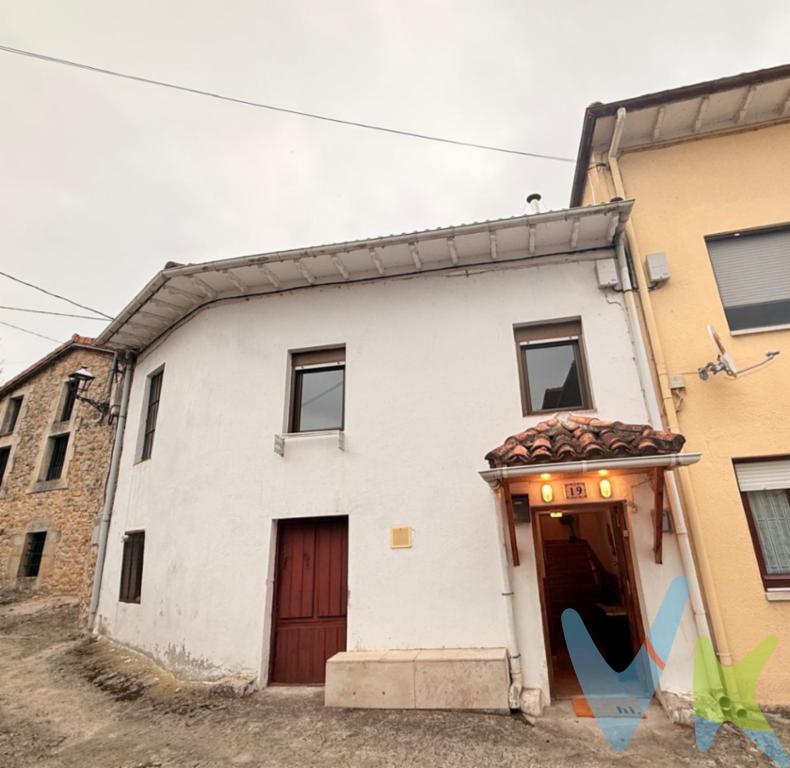 Descubra esta casa adosada para entrar a vivir, ubicada en el histórico barrio de San Pedro, en Alfoz de Lloredo. Una casa ideal para disfrutar de todas las ventajas que ofrece vivir en un pueblo pequeño, aire puro, rodeado de espacios verdes donde disfrutar, rutas, senderos por recorrer; y por supuesto las playas, ya que está situada a pocos kilómetros de las playas de Luaña, de Santa Justa y de Comillas; o de pueblos con gran atractivo turístico como Santillana del Mar.Además está muy cerca de las paradas del tren y del autobús, para conectar con otras áreas de la provincia.La vivienda de unos 100 metros cuadrados dispuestos en tres plantas, se distribuye de la siguiente manera: en la planta baja una cocina de leña y otra de gas butano, con espacio de almacenamiento, un baño completo con ducha, y un almacén con entrada independiente, que se puede reformar a su gusto. En la primera planta un distribuidor con estanterías y armarios, y dos habitaciones. En el bajocubierta se ubica la zona de estar, un acogedor salón con chimenea de leña. La madera le da mucha calidez, y crea un ambiente relajado donde pasar las tardes de charla, televisión y ocio. Las ventanas son nuevas, de aluminio. El tejado está perfecto. No pierdas la oportunidad de verla y contáctanos para concertar una visita!