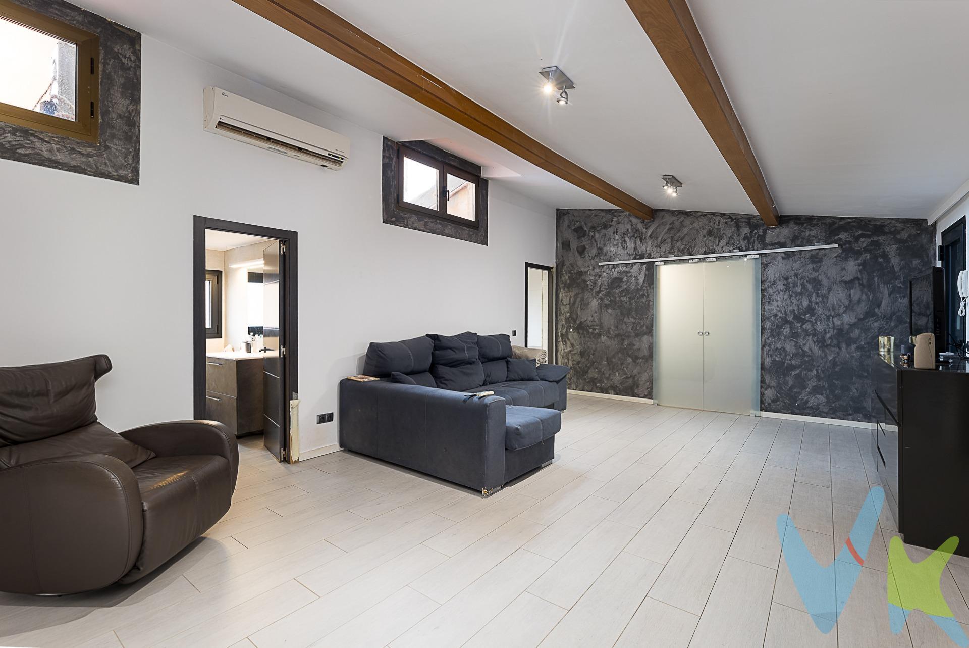 ¡Tu piso reformado en el corazón de Palma te está esperando! . Luminosa, moderna y con todo cuidado al detalle, esta vivienda de dos habitaciones dobles te ofrece comodidad y estilo en una de las zonas más céntricas de Palma. Una de las habitaciones cuenta con aseo en suite, y además tendrás un baño completo con bañera. Situada en un tercer piso sin ascensor, en una finca tranquila de pocos vecinos, disfrutarás de la calma sin renunciar a la cercanía de tiendas, supermercados, transporte y todo lo que necesitas al alcance de tu mano. Ideal para parejas, familias o como inversión: listo para entrar a vivir y empezar a disfrutar de la vida urbana en Palma desde el primer día. Oportunidad única en una de las zonas más demandadas de Palma. . *El precio de venta 319.000 € incluye los honorarios de la agencia inmobiliaria, asumidos íntegramente por la propiedad. Dichos honorarios, junto con el IVA correspondiente, no se repercuten a la parte compradora, y el precio no se ve incrementado por los servicios de intermediación. El precio indicado no incluye los gastos e impuestos derivados de la compraventa, que deberán ser abonados por la parte compradora, entre ellos el ITP aplicable (8 %), así como los gastos notariales y registrales, estimados de forma orientativa en torno a 3.000 – 4.500 €. Los importes indicados son orientativos y podrán variar según la normativa vigente y las circunstancias del comprador.