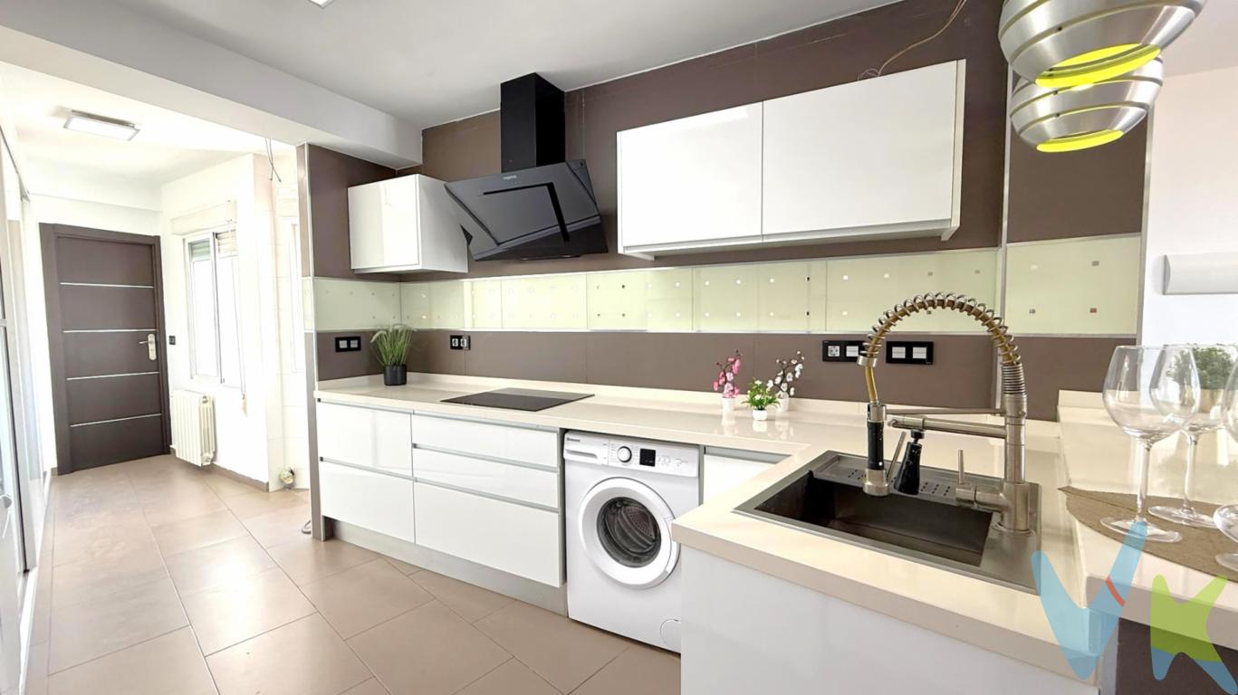  **Oportunidad única de adquirir un excelente piso en el corazón de Burriana**¿Busca un hogar acogedor con acceso a todas las comodidades urbanas y vistas impresionantes? Aquí tiene el inmueble ideal para usted. Este maravilloso piso en venta se sitúa en la céntrica zona de Burriana y  CERCA DE LA PLAYA, combinando la practicidad de la vida urbana con un entorno tranquilo y agradable. Su estratégica ubicación le permitirá disfrutar de la cercanía a importantes medios de transporte, como líneas de autobús y una estación de tren, lo que garantiza una conexión fluida con el resto sus alrededores.Con un total de 87 metros construidos, para una sensación de amplitud aún mayor. Al encontrarse en la sexta planta de un edificio construido en 1970, este inmueble ofrece vistas al mar  laterales.El inmueble cuenta con dos habitaciones bien iluminadas. La cocina, completamente amueblada, moderna y desenfadada, permite disfrutarla tanto en su vida diaria como al recibir a familiares y amigos, gracias a ese amplio salón que conecta con ella.Otra ventaja a destacar es el balcón, que ofrece un rincón perfecto para tomar el aire fresco. Está equipado con un ascensor, lo que  permite desplazarse de manera cómoda.Este piso se entrega amueblado. Podrá disfrutar desde el primer día sin preocuparse por adquirir mobiliario adicional.Sin duda, se presenta como una buena inversión, encontrándose en un área con alta demanda y un creciente interés por parte de compradores.No deje pasar la oportunidad de visitar este piso y comprobar personalmente todas las ventajas que ofrece. Póngase en contacto para programar una visita. Este piso en Burriana es más que un simple lugar donde vivir, es un espacio donde crear recuerdos inolvidables de cada momento en su entorno excepcional.Posibilidad de financiación hasta el 100%, pregúntanos y te haremos un estudio gratuito. Agencia Registrada con el número 1.399 en el Registro Obligatorio de Agentes Inmobiliarios de la Comunidad Valenciana. Puede consultar en la web de la GVA. Gastos e impuestos no incluidos en el precio. A título orientativo, en segundas transmisiones, el comprador abonará el Impuesto sobre Transmisiones Patrimoniales (ITP), cuyo tipo general en la Comunidad Valenciana es el 10% (*) sobre la base imponible, que será el mayor valor entre precio de compraventa, tasación o valor de referencia catastral. Gastos de notaría y Registro de la Propiedad: aproximado entre 1.000 y 2.000 euros (aranceles variables según precio, número de copias y complejidad). El comprador escoge libremente notario. El vendedor asume, por ley, los gastos que le correspondan, salvo pacto contrario. Si se precisa hipoteca, tasación, condiciones y costes bancarios según entidad elegida por el comprador; así como los gastos de gestoría y cualesquiera otros inherentes a la formalización de la compraventa. De acuerdo con la ley, no se incluyen en el precio otros gastos o tributos que legalmente correspondan al comprador. Los honorarios de intermediación inmobiliaria al vendedor no incluidos en el precio. Los honorarios de intermediación inmobiliaria al comprador: 2,5 % + IVA calculados sobre el precio de venta con un mínimo de 3.000 euros + IVA(*) Consultar condiciones concretas según circunstancias personales o régimen fiscal aplicable. Puedes llamar al y te informaremos de tu caso en concreto. El consumidor tiene derecho, conforme a la normativa vigente, a disponer de información y documentación adicional relativa al inmueble y condiciones de la compraventa, accesible en la sede física de la agencia situada en Avenida Rey Don Jaime nº74, 7ºB, Castellón de la Plana. La agencia actúa exclusivamente como intermediaria en la operación. Cualquier compraventa y sus condiciones quedan sujetas en todo caso a la aceptación expresa del vendedor del inmueble y a la posterior formalización del correspondiente contrato. El presente anuncio tiene carácter meramente informativo: la información suministrada se corresponde con la disponible a la fecha de publicación, pudiendo variar en función de las circunstancias o actualizaciones legales, contractuales y fiscales.  