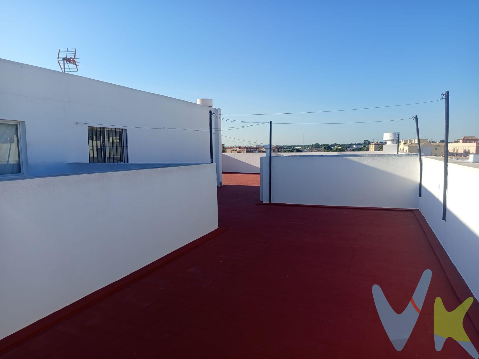 Magnífica vivienda de 89 m² situada en una zona consolidada de Chiclana de la Frontera, ideal tanto para familias como para inversores. La vivienda dispone de 4 amplios dormitorios, 2 baños completos y una distribución cómoda y funcional. Gracias a su orientación este-sur y a sus ventanas exteriores a la calle, disfruta de una excelente luminosidad durante todo el día, creando espacios cálidos y agradables. Ubicada en una tercera planta sin ascensor; está aprobada la instalación del ascensor por la junta. La fecha de ejecución está pendiente de determinar, una mejora que incrementará la accesibilidad, el confort y el valor de la vivienda. Como valor añadido, cuenta con un práctico trastero de 10 m², ideal para almacenamiento. Actualmente el inmueble se encuentra alquilado, lo que supone una excelente oportunidad para quienes buscan una inversión con rentabilidad inmediata. Una oportunidad única para adquirir una vivienda amplia, luminosa y con múltiples posibilidades en Chiclana de la Frontera. Contacte para más información. En cumplimiento de las obligaciones de información previstas Disp. final 3ª de la Ley 10/2025, de 28 de diciembre, de servicios de atención a la clientela y transparencia, así como en la normativa sectorial vigente, y RD 218/2005 de Inf. de la Junta de Andalucía, el precio indicado no incluye los gastos e impuestos inherentes a la adquisición, los cuales se desglosan estimados o con posibilidad de calcularlos a continuación. • Impuestos: Para segundas transmisiones ITP (en Andalucía para segundas transmisiones el ITP actual con carácter general es del 7% pudiendo aplicarse tipos reducidos (6% o 3,5% en función de circunstancias personales del comprador u otras circunstancias previstas en la Ley). El impuesto se devengará sobre el superior de entre los siguientes valores: 1.- Precio declarado; 2.- Valor de referencia (según normativa aplicable); 3.- Valor de tasación del inmueble). Enlace oficial a la web de la junta de Andalucía: https://www.juntadeandalucia.es/organismos/economiahaciendayfondoseuropeos/areas/tributos-juego/tributos/paginas/impuestos-cedidos-transmisiones.html. • Gastos de compraventa: notaría, registro y, en su caso, gestoría (desde 2.000€ orientativo, según operación):. ◦ Gastos de Notaría: Los honorarios se calculan según arancel oficial (Anexo I del Real Decreto 1426/1989 de 17 de noviembre). Enlace oficial: https://www.boe.es/buscar/act.php?id=BOE-A-1989-28111. ◦ Gastos de Registro: Los honorarios se calculan según arancel oficial (Anexo I del Real Decreto 1427/1989). Enlace oficial: https://www.boe.es/buscar/act.php?id=BOE-A-1989-28112[amp;]p=20111117[amp;]tn=2. ◦ Gastos de Gestión en su caso (Gestoría): Los honorarios por la tramitación administrativa, liquidación de impuestos e inscripción registral ascienden de forma estimativa a [363 € aprox.] (IVA incluido), aunque depende de cada caso, y su dificultad. • Honorarios comprador (no incluidos): 3% + iva sobre el precio con un mínimo de 3.000€ + iva. Se informan y aceptan por escrito (hoja de encargo/servicios) antes de la visita y de cualquier gestión vinculada a la compra. • En caso de necesitar financiación para la operación, la obtención de la misma es ajena a la agencia inmobiliaria, y las condiciones y costes de la operación de financiación deberán ser solicitados a la entidad bancaria. La agencia dispone de documentación e información adicional relativa al inmueble, que podrá ser solicitada por el consumidor. A su vez, disponemos del Documento Informativo Abreviado de la propiedad (Según Decreto 218/2005, del 11 de Octubre) y de Seguro de Caución, para la protección del dinero entregado como señal para la Reserva de una vivienda. . . 