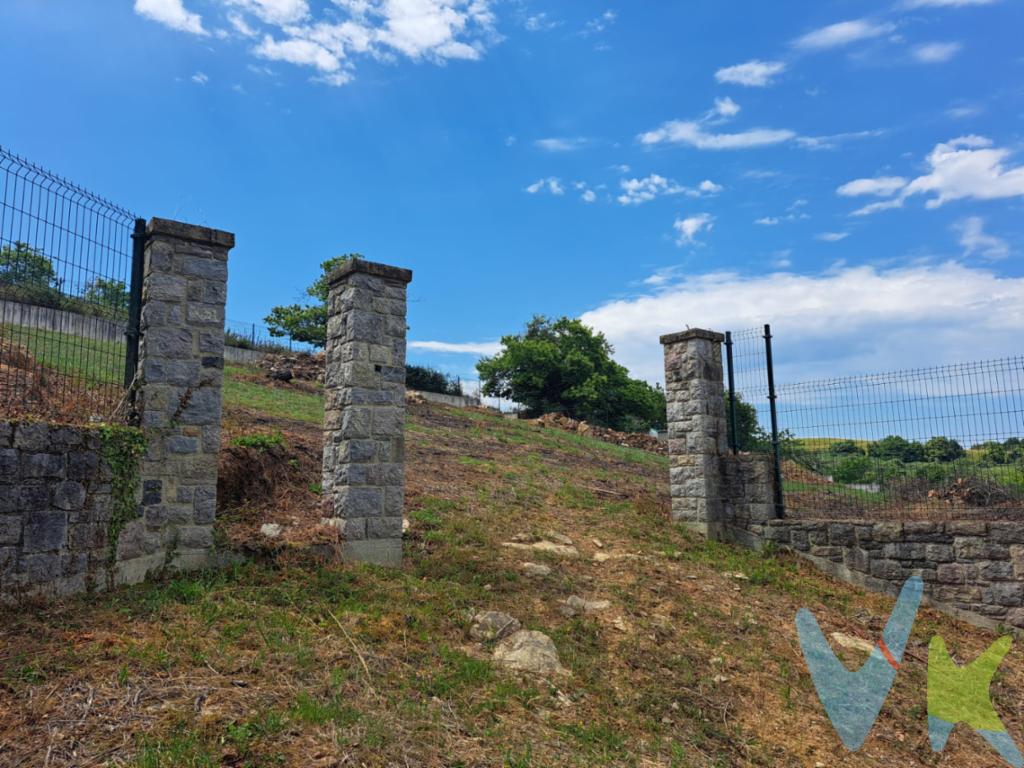 Se vende parcela  edificable en la parroquia de Deva, en Gijón. Esta gran finca es una oportunidad excepcional para aquellos que buscan invertir en un lugar privilegiado, combinando la tranquilidad del entorno rural con la proximidad a la vida urbana vibrante de Gijón. La propiedad cuenta con todas las características necesarias para facilitar el desarrollo de proyectos arquitectónicos de ensueño. Con una amplia extensión, este terreno se convierte en el lienzo perfecto para construir su hogar ideal o desarrollar un atractivo proyecto residencial. Es parcelable, lo que constituye un aliciente para poder construir dos viviendas unifamiliares o bien recuperar parte de la  inversión con la venta de la otra parcela. En las parcelas se pueden construir viviendas de 300m2.La finca está cerrada, lo que ofrece privacidad y seguridad desde el primer momento, con un cierre de gran calidad.Además de sus características funcionales, la ubicación de la finca brinda un entorno natural impresionante, con paisajes verdes típicos de la geografía asturiana. La zona de Deva es conocida por su belleza escénica y su ambiente tranquilo, idóneas para quienes quieren escapar del ajetreo diario y disfrutar de la naturaleza sin renunciar a las comodidades modernas.En términos de acceso, la finca está estratégicamente situada, facilitando la movilidad hacia el centro de Gijón y sus alrededores. Esto significa que podrá disfrutar de la paz y el sosiego de una vida rodeada de naturaleza, mientras se mantiene a pocos minutos de todo lo que la ciudad tiene para ofrecer: tiendas, restaurantes, colegios y otras facilidades urbanas.Le invitamos para visitar esta finca en Deva, Gijón. Descubra personalmente todo el potencial que ofrece este terreno en donde puede construir su hogar. No pierda la oportunidad de visualizar su proyecto en una de las zonas más prometedoras y bellas de Gijón. Contáctenos para programar una visita y explore todo lo que esta finca tiene para ofrecer.Según la Ley 10/2025, de 28 de diciembre, se informa que los gastos e impuestos que conlleva la adquisición no están incluidos en el precio indicado:El vendedor asume la plusvalía y el resto de gastos son del comprador.Segundas transmisiones, el comprador abona el Impuesto sobre Transmisiones Patrimoniales (ITP). Puede consultar toda la información en el siguiente enlace: https://sede.tributasenasturias.es/sites/sede/default/es_ES/Que-quieres-hacer/Transmisiones-Patrimoniales-y-AJD. La base imponible que se toma para el cálculo será el mayor valor entre precio de compraventa, tasación o valor de referencia catastral.El comprador escoge la notaría. Los gastos de Notaría están regulados en el Anexo I, del Real Decreto 1426/1989, de 17 de noviembre, por el que se aprueba el arancel Notarial y los gastos de Registro según el arancel oficial establecido en el Anexo I, del Real Decreto 1427/1989, de 17 de noviembre, los aranceles varían en función del precio, número de copias y complejidad. Los gastos de Gestoría por la tramitación administrativa de la compraventa, presentación, liquidación de impuestos y la inscripción en el Registro de la Propiedad, serán de la parte compradora, en caso de que decida encargar dichos trámites a un profesional, su importe varía en función del profesional o entidad designada para su realización. Si el comprador necesita préstamo hipotecario, la tasación, condiciones y costes bancarios según entidad elegida por el comprador; así como los gastos de gestoría y cualesquiera otros inherentes a la formalización de la compraventa serán de su cuenta, salvo pacto expreso en contrario con el vendedor..Honorarios de intermediación inmobiliaria a cargo del vendedor.Conforme a la normativa vigente, el consumidor tiene derecho a disponer de información, documentación y condiciones de la compraventa relativa al inmueble, en la sede física de Los Arcos 98, SL en Avenida de la Costa, nº 53  bajo en Gijón, o a través de nuestro correo electrónico, inmobiliaria@grupolosarcos.es. La agencia actúa exclusivamente como intermediaria en la operación, las condiciones de la compraventa están sujetas a la aceptación expresa del vendedor y a la posterior formalización del correspondiente contrato. El presente anuncio es meramente informativo y la información facilitada corresponde a la disponible en la fecha de publicación, pudiendo variar en función de circunstancias legales, contractuales o fiscales.