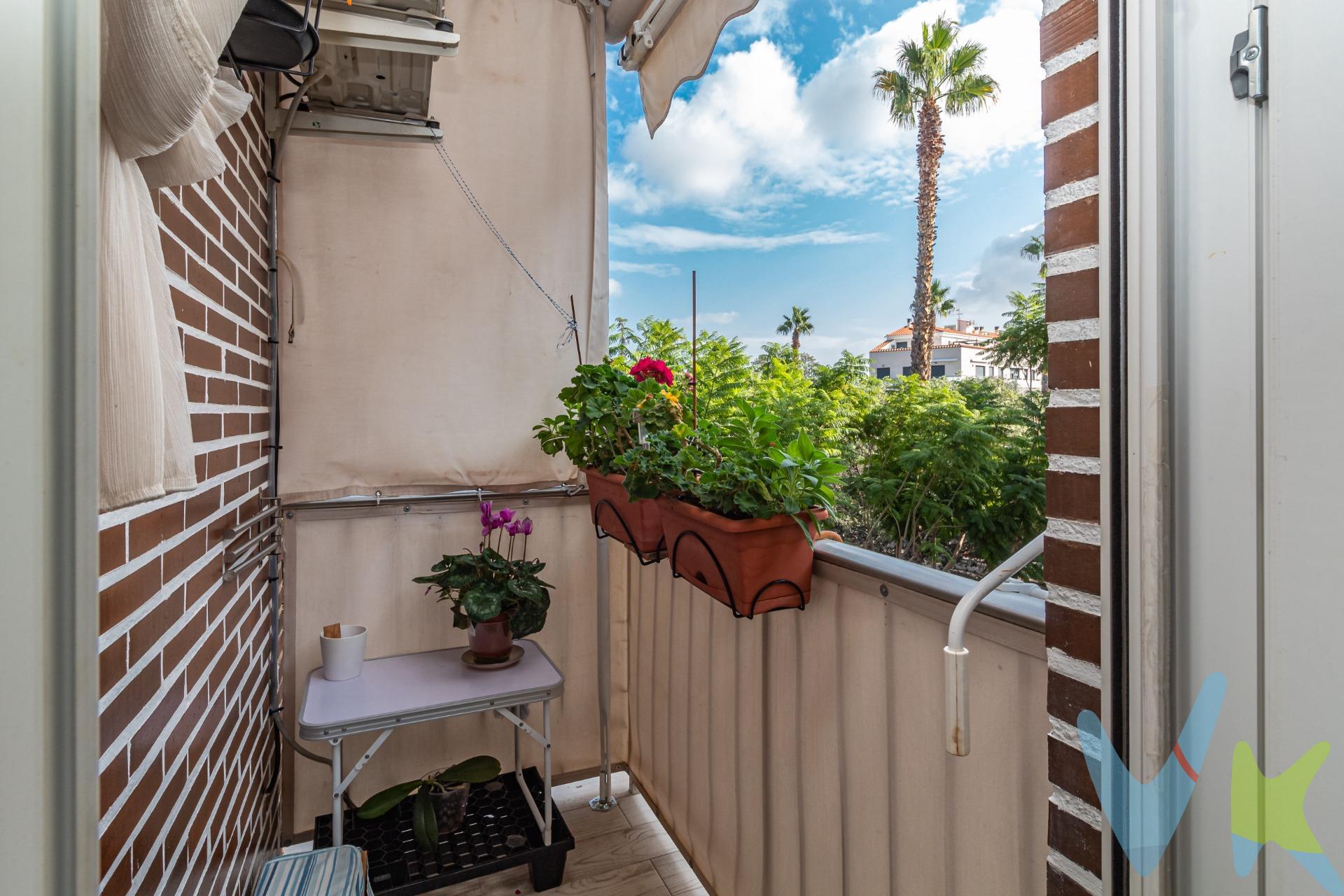 Este impresionante piso de 130 m² se encuentra en una de las mejores ubicaciones de Almassora, en pleno centro, en un edificio que solo alberga un vecino por planta. La propiedad destaca por su abundante luz natural, gracias a su orientación creando un ambiente acogedor y confortable. La distribución del piso está pensada para optimizar el espacio y ofrecerte una gran comodidad. La habitación principal cuenta con un baño en suite con una bañera de grandes dimensiones, el lugar perfecto para relajarte y disfrutar de tu privacidad. Las otras dos habitaciones dobles ofrecen también mucho espacio y versatilidad, adaptándose a cualquier necesidad familiar o personal. Además, la propiedad dispone de un segundo baño completo equipado con plato de ducha, lo que aumenta la funcionalidad del hogar para ti y tu familia. El piso se entrega amueblado tal como se ve en las fotos, salvo los efectos personales, por lo que podrás mudarte sin complicaciones. El salón de 18 m² es amplio y luminoso, ideal para pasar tiempo en familia o recibir a tus invitados. La cocina independiente está completamente equipada, lista para que puedas cocinar cómodamente. La vivienda cuenta con armarios empotrados en todas las habitaciones para aprovechar al máximo el espacio de almacenamiento, suelo combinado de gres y tarima flotante que da un toque moderno y fácil de mantener, y ventanas Climalit con puente térmico que aseguran una excelente eficiencia energética y aislamiento acústico, creando un ambiente aún más tranquilo y confortable. Entre los extras, disfrutarás de un sistema de aire acondicionado frío/calor por splits en el salón y calefacción centralizada mediante gas natural, lo que te permitirá mantener la temperatura ideal en todo momento. Además, la propiedad cuenta con un descalcificador instalado, para garantizar agua de la mejor calidad y proteger tus electrodomésticos.