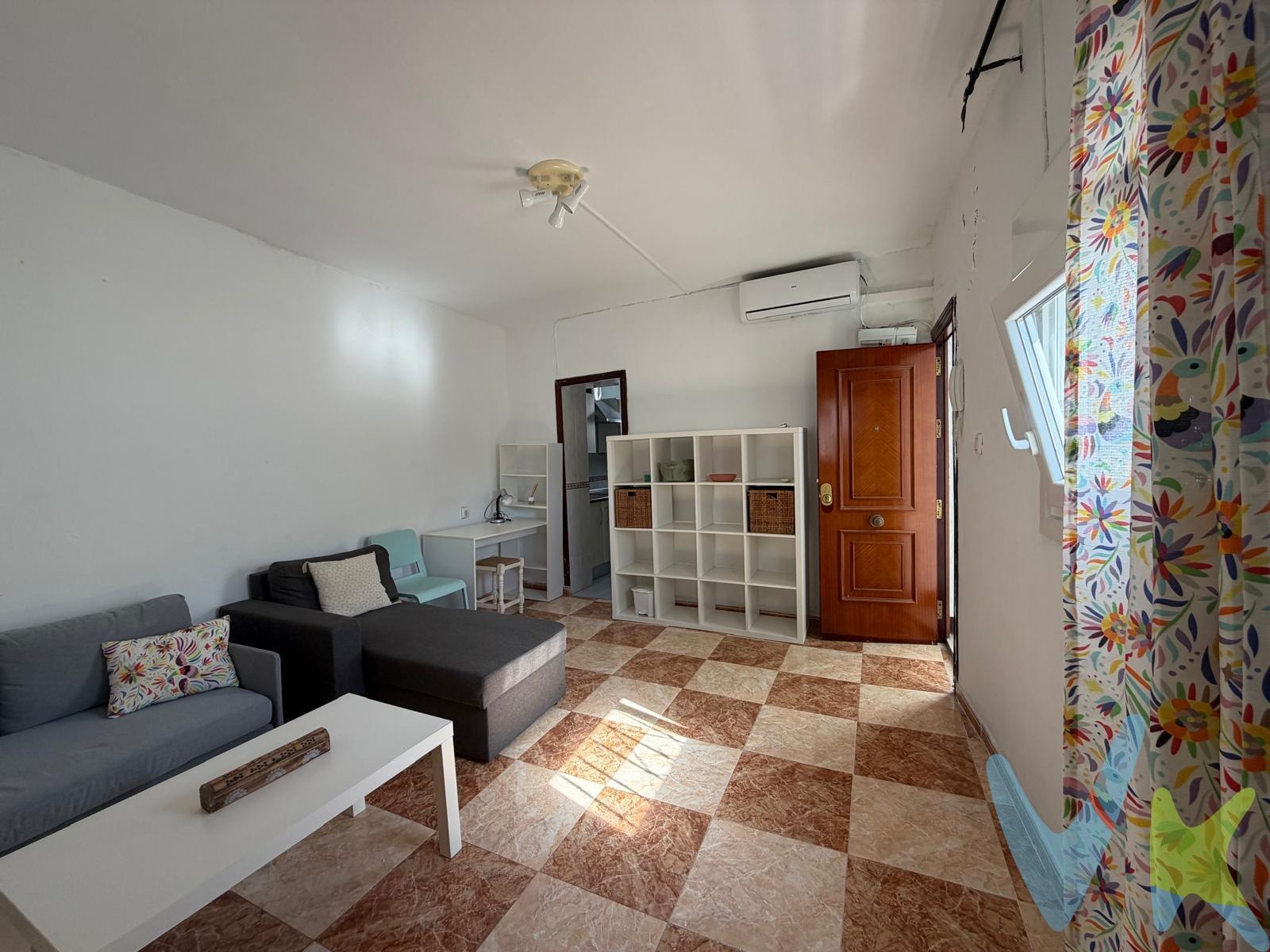 Descubre este encantador piso en la zona de Plaza Candelaria, ubicado en una hermosa finca típica gaditana. Situado en la cuarta planta sin ascensor, este hogar ofrece un amplio salón, una habitación luminosa, cocina independiente y un cuarto de baño, todo bañado en luz natural. Perfecto como tu primera residencia o como una excelente inversión, disfrutarás de la comodidad de estar cerca de paradas de autobús y comercios, además de la belleza de vivir en pleno centro de Cádiz. ¡No dejes pasar esta oportunidad única!