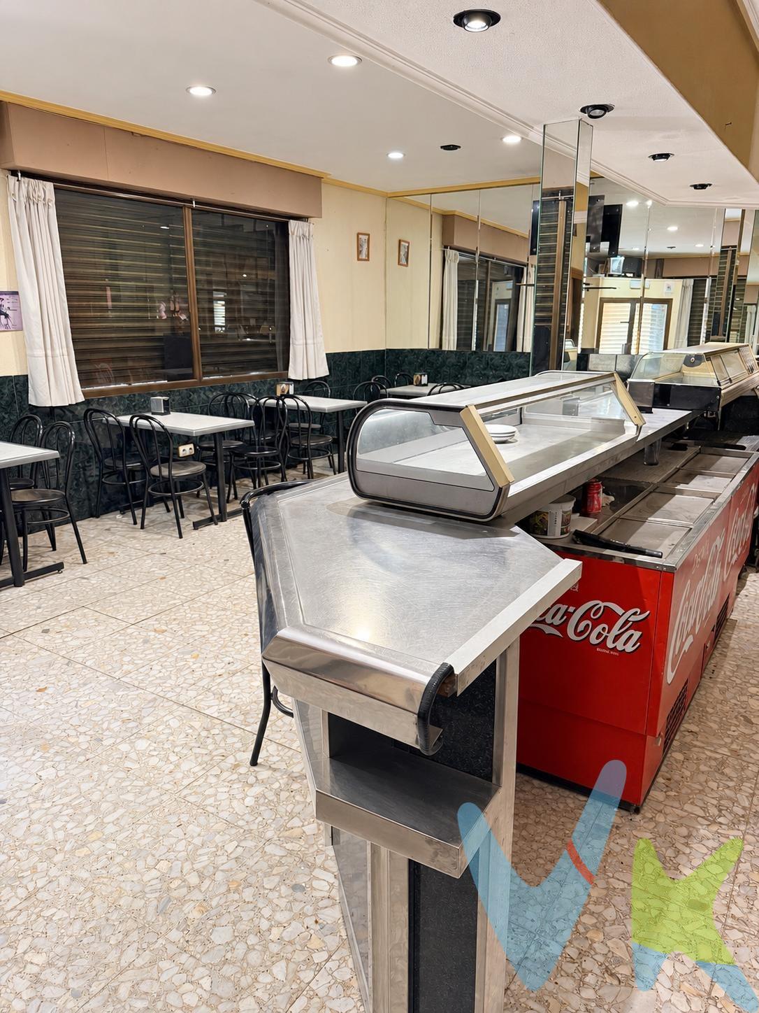 . Una oportunidad única de inversión en una ubicación privilegiada de Alcorcón. Local comercial de 70 m² construidos y 62 m² útiles, situado en una zona estratégica, a escasos metros de Basic-Fit y del centro de salud. Un inmueble que destaca por su excelente ubicación, sus características y, sobre todo, por su gran potencial para realizar un cambio de uso a vivienda. Además, incluye plaza de garaje y trastero en el precio, dos elementos que aportan un valor añadido y una ventaja diferencial frente a otras oportunidades inmobiliarias de la zona. Si estás buscando una inversión inmobiliaria con posibilidades de transformación y revalorización, este inmueble merece especialmente tu atención. UNA UBICACIÓN PRIVILEGIADA, CON TODOS LOS SERVICIOS A TU ALCANCE. La ubicación es uno de los grandes puntos fuertes de este local. Situado en una zona consolidada de Alcorcón, se encuentra a escasos metros de un gimnasio Basic-Fit y del centro de salud, en un entorno que cuenta con servicios y actividad cotidiana. Esta proximidad facilita el acceso a diferentes servicios y convierte al inmueble en una alternativa interesante tanto para desarrollar una actividad comercial como para estudiar su transformación en vivienda. SU MAYOR ATRACTIVO: LA POSIBILIDAD DE CAMBIO DE USO A VIVIENDA. Sin duda, el elemento más destacado de esta propiedad es su potencial para convertirse en vivienda. En Alcorcón, los cambios de uso de local comercial a residencial están sujetos a condiciones urbanísticas y técnicas que pueden limitar considerablemente las opciones disponibles. Por eso, encontrar un inmueble que reúna las condiciones necesarias para plantear esta transformación representa una oportunidad especialmente interesante. Este local reúne, según la información disponible, los requisitos necesarios para efectuar el cambio de uso a vivienda, lo que abre la puerta a estudiar un proyecto de transformación y aprovechar su potencial residencial. Se trata de una característica diferencial que lo sitúa en una posición atractiva para inversores, profesionales del sector inmobiliario y compradores que busquen un inmueble con posibilidades más allá de su uso comercial actual. La posibilidad de convertir un local en vivienda permite plantear una estrategia de inversión basada en la transformación del inmueble, su adaptación a un nuevo uso y la eventual mejora de su valor de mercado. No obstante, la ejecución del proyecto deberá ajustarse a la normativa aplicable y contar con las autorizaciones administrativas que correspondan. UNA INVERSIÓN CON POTENCIAL DE REVALORIZACIÓN. Este inmueble ofrece una alternativa interesante para quienes buscan invertir con una visión a medio o largo plazo. La posibilidad de estudiar su transformación en vivienda, unida a su ubicación y a los elementos adicionales incluidos en el precio, permite plantear diferentes estrategias de inversión. Una vez realizada la transformación, si resulta viable y se obtiene la correspondiente autorización, podría abrirse la posibilidad de destinarlo al mercado residencial, ya sea para uso propio, alquiler o una futura venta. Información económica y gastos asociados:. En cumplimiento de lo dispuesto en el artículo 20 del Texto Refundido de la Ley General para la Defensa de los Consumidores y Usuarios, en su redacción vigente desde el 28 de diciembre de 2025, se informa expresamente de que el precio publicado no incluye los impuestos ni los gastos adicionales derivados de la compraventa, tales como el Impuesto de Transmisiones Patrimoniales o el IVA en su caso, Actos Jurídicos Documentados, aranceles notariales y registrales u otros gastos inherentes a la operación, los cuales se determinarán en función del precio final de cierre de la compraventa. . 