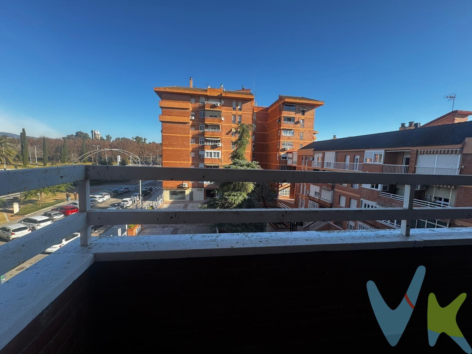 ¡Aquí tienes! ¡Con terraza y vistas espectaculares!. ¿Buscas un hogar tranquilo pero bien conectado? Este piso en la zona de Agrupación Córdoba, junto a Carlos III, es justo lo que necesitas. Cuenta con 3 dormitorios y 2 baños completos, ideal para familias que buscan espacio y comodidad. Su gran terraza te sorprenderá con unas vistas inmejorables a zonas verdes, perfecta para desayunar al aire libre o disfrutar del atardecer. Una ubicación privilegiada: colegios y centros médicos a pocos minutos, todo tipo de servicios cerca y un acceso directo a la autovía que te conecta con el resto de la ciudad en un abrir y cerrar de ojos. Es esa combinación perfecta entre tranquilidad y buena comunicación que tanto cuesta encontrar. . ¿Te imaginas viviendo aquí?  No dejes pasar esta oportunidad, ¡contacta con nosotros para más información o para concertar una visita!. Cláusula de Transparencia y Desglose de Gastos (Ley 10/2025).  PRECIO DE VENTA + GASTOS.  En cumplimiento de las obligaciones de información previstas en la Ley 10/2025, de 28 de diciembre, de servicios de atención a la clientela y transparencia, así como en la normativa sectorial vigente, se hace constar que el precio indicado no incluye los gastos e impuestos inherentes a la adquisición, los cuales se desglosan a continuación:.  * Honorarios Agencia del comprador: 2,5 % del precio final de venta más el 21% de IVA (con un mínimo de 3.600 € más el 21% de IVA).  * Impuesto sobre Transmisiones Patrimoniales (ITP): Se aplicará el tipo impositivo vigente en la Comunidad Autónoma de Andalucía (generalmente el 7%, sin perjuicio de tipos reducidos del 3,5%, 1,2% o 1% aplicables según las circunstancias personales del comprador o las características del inmueble). El impuesto se devenga sobre el Valor de Referencia de Catastro o el precio de venta, aquel que resulte superior.  * Gastos de Notaría: Los honorarios notariales se calcularán conforme al arancel oficial regulado en el Anexo I, del Real Decreto 1426/1989, de 17 de noviembre, por el que se aprueba el arancel Notarial.  * Gastos de Registro: La inscripción en el Registro de la Propiedad se facturará según el arancel oficial establecido en el ANEXO I, del Real Decreto 1427/1989, de 17 de noviembre, por el que se aprueba el arancel Notarial.  * Gastos de Gestión (Gestoría): Los honorarios por la tramitación administrativa, liquidación de impuestos e inscripción registral ascienden a [600 aprox.] € (IVA incluido). * Para cumplir con la normativa vigente tenemos a disposición del cliente la Ficha de segundas y ulteriores transmisiones de inmuebles. El precio anunciado no tiene caducidad, pero puede sufrir alteraciones sin previo aviso.  Para una información exhaustiva sobre el funcionamiento, tipos impositivos y bonificaciones del ITP en Andalucía, puede visitar la página: https://www.juntadeandalucia.es/organismos/economiahaciendayfondoseuropeos/areas/tributos-juego/tributos/paginas/impuestos-cedidos-transmisiones.html. 