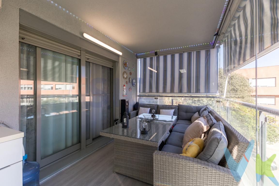 Aquí empieza todo: Tu hogar moderno, para disfrutar en familia desde el primer día!! Una PRECIOSA  vivienda ubicada en Mislata, rodeada de todos los servicios necesarios: transporte público: METRO- BUS, pabellón deportivo, piscina municipal y campo de fútbol Mislata, zona verdes y parques, comercios de barrio, EXCELENTE COMUNICACION A VALENCIA. Imagina un despertar con luz natural que baña los 113 m² de esta vivienda, ubicada en pleno Paseo Clara Campoamor de Mislata, con una terraza de 29m² con vistas despejadas donde los desayunos al aire libre y los juegos de tarde tienen su lugar privilegiado.Esta residencia combina lo mejor de un hogar familiar con espacios amplios: cuatro habitaciones amplias y exteriores con armarios empotrados (actualmente tres habitaciones dobles); dos baños completos con un toque de modernidad: parquet elegante, ventanas climalit, aire acondicionado en el salón y ventiladores de techo que crean un ambiente fresco y actual.La cocina amplia con mesa plegable invita a la vida en común, y la galería exterior aporta espacio extra. Desde el salón comedor (30 m²) accedes directamente a la terraza: un escenario perfecto para meriendas, tardes de lectura o cenas bajo las estrellas. Y no sólo el interior enamora: la finca de 2003 cuenta con dos ascensores, zona comunitaria cerrada/privada con piscina, y plaza de garaje + trastero incluidos, lo que convierte esta vivienda en una elección inteligente y sin sorpresas.Lo mejor: su ubicación. En un entorno tranquilo pero con vida, rodeado de zonas verdes y parques; al alcance de comercios de barrio, del metros/bus con excelente comunicación al centro de Valencia; y cerca de colegios, instalaciones deportivas y todos los servicios que necesita una familia que quiere estabilidad, comodidad y estilo.¿El detalle? Aunque viene amueblada, se vende vacía para que puedas traer tus propios sueños y convertirlos en realidad. El mobiliario, electrodomésticos y decoración de las fotos quedan fuera del precio.Tu próximo capítulo familiar arranca aquí. Ven a conocerla y déjate cautivar.  DESCRIPCIÓN RÁPIDA DEL INMUEBLE:DISTRIBUCIÓN: 113mts² + 29mts² TERRAZArecibidor/distribuidor amplio4 habitaciones, exteriores, con armarios empotrados (actualmente 3 dobles)2 baños completos: uno con ducha y otro con bañera (ventana exterior)cocina amplia con mesa plegablegalería exteriorsalón comedor de 30mts² con salida a terrazaTERRAZA DE 29MTS² CON CERRAMIENTO CON CORREDERAS CALIDADES DE LA VIVIENDA: finca del 2003 con 2 ASCENSORESZONA COMUNITARIA CERRADA/PRIVADA CON PISCINAarmarios empotradossuelo de parquetventanas climalit con mosquiterastoldosventiladores de techo en habitacionesaire acondicionado en saloncalefacción (radiadores)ESPECTACULAR TERRAZA de 29MTS² PLAZA DE GARAJE Y TRASTERO INCLUIDOS !!  LOS IMPUESTOS, GASTOS DE NOTARÍA, REGISTRO Y GASTOS DE AGENCIA NO ESTÁN INCLUIDOS EN EL PRECIO DE VENTA.             