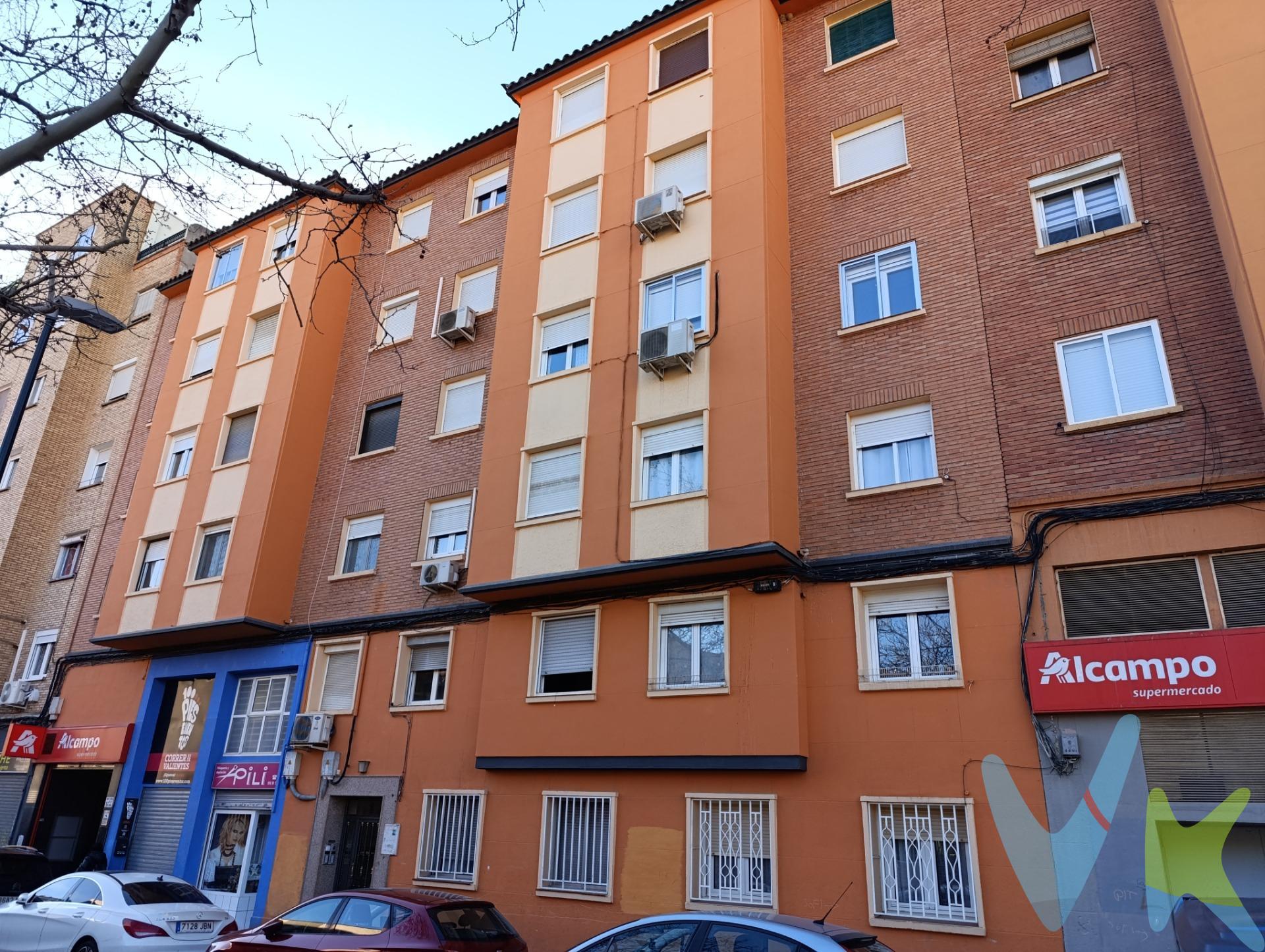 CALLE RAQUEL MELLER.- Acogedor piso con ascensor en San José. Si buscas un hogar cómodo y bien situado en Zaragoza, este piso en la calle Raquel Meller es una opción excelente. Se trata de una vivienda de 50 m² muy bien aprovechados, que cuenta con dos dormitorios, un salón luminoso, cocina independiente y baño. El piso está pensado para entrar a vivir directamente, ya que dispone de calefacción individual de gas ciudad para el invierno y aire acondicionado en el salón para los meses de calor. Además, la finca cuenta con ascensor, lo que garantiza comodidad en el día a día. No dejes de ver la visita virtual 360º donde podrás ver con todo detalle esta vivienda. El precio de venta publicado no incluye impuestos legalmente establecidos ni gastos derivados de la compraventa y de la inscripción del inmueble (I.T.P., Notaría y Registro de la Propiedad), los cuales pueden variar en función al comprador y que serán asumidos por él. I.T.P.: https://www.aragon.es/es/administracion-tributaria-de-aragon/gestiones-habituales/compraventa-de-inmuebles. Notario: https://www.notariado.org/portal/qu%C3%A9-cuesta. Registro de la Propiedad: https://www.boe.es/buscar/act.php?id=BOE-A-1989-28112