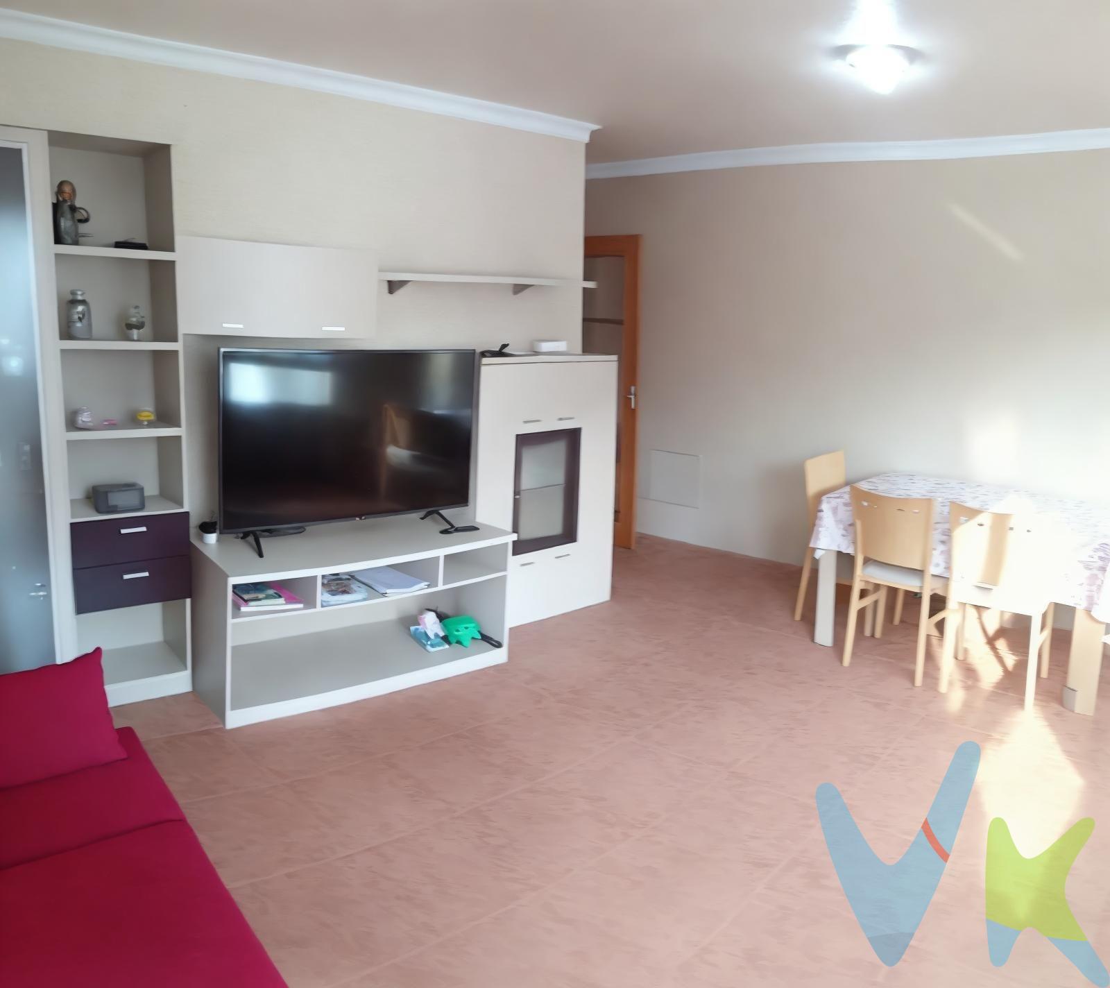 ¿Estás buscando un hogar donde puedas mudarte sin preocuparte por nada? Este encantador piso ubicado en el acogedor pueblo de Jinámar es justo lo que necesitas. . Con tres amplios y luminosos dormitorios, este inmueble ofrece suficiente espacio para toda la familia. Disfruta de una cocina independiente completamente amueblada que se integra perfectamente al amplio salón, ideal para disfrutar momentos inolvidables con tus seres queridos. El baño está equipado con plato de ducha y hay un baño  adicional para mayor comodidad. Además, no tendrás problemas para aparcar gracias a tu propia plaza de garaje situada en el sótano del edificio; tampoco te faltará espacio extra ya que incluye un cómodo trastero perfecto para almacenar todas tus pertenencias.  La ubicación es inmejorable: estarás cerca de todos los servicios esenciales como farmacias, supermercados o colegios e incluso contarás con acceso a paradas de guaguas muy próximas facilitando así tu movilidad diaria. Cumple tus sueños habitacionales hoy mismo; contáctanos para programar una visita!