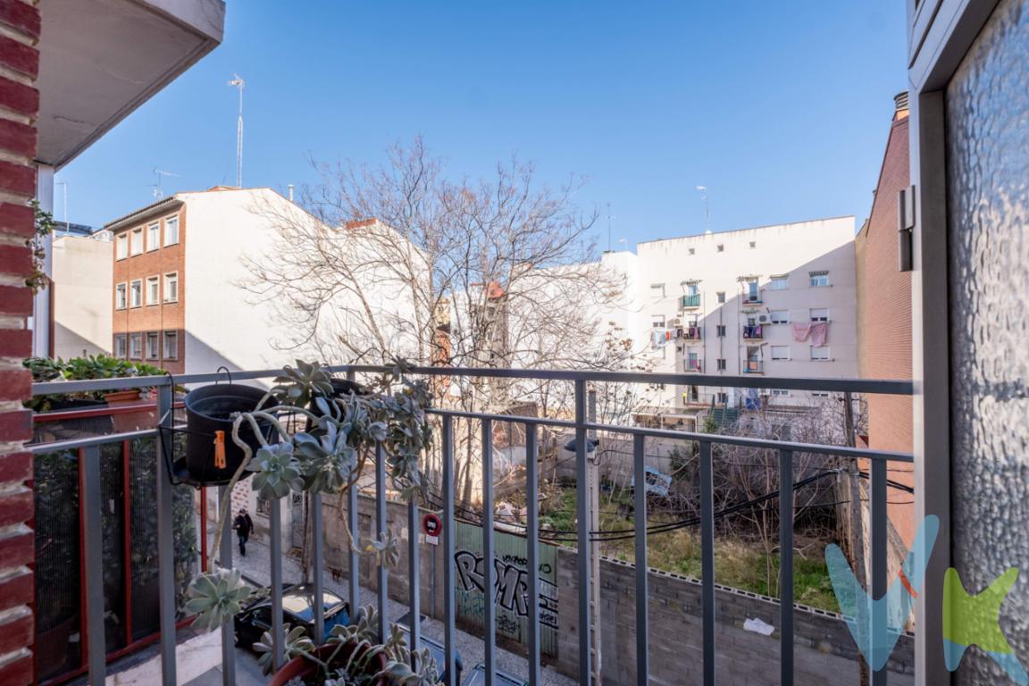 Piso + Garaje. En c/Pontevedra. Si buscas una vivienda con una base sólida, una distribución lógica y el valor añadido de tener plaza de garaje incluida en una finca cercana, este es el momento de dejar de buscar. -  3 dormitorios , uno de ellos exterior con balcón.  - Gran armario empotrado en el pasillo que te resolverá todos los problemas de almacenamiento. -  El baño tiene ventana propia (clave para una buena ventilación tras la reforma) y la cocina es independiente. -  El valor del garaje: No pierdas más tiempo buscando sitio. El precio de venta ya incluye una plaza de garaje en una finca a pocos metros, un activo que revaloriza tu inversión desde el primer día. Es el momento de dejar de imaginar y empezar a proyectar. Si buscas un piso para ponerlo a tu gusto en una de las zonas más auténticas de Zaragoza, tienes que venir a verlo. *********  Gastos adicionales:. En el precio de venta publicado no se  incluyen los impuestos legalmente establecidos ni gastos derivados de la compraventa y de la inscripción del inmueble (I.T.P., Notaría y Registro de la Propiedad)