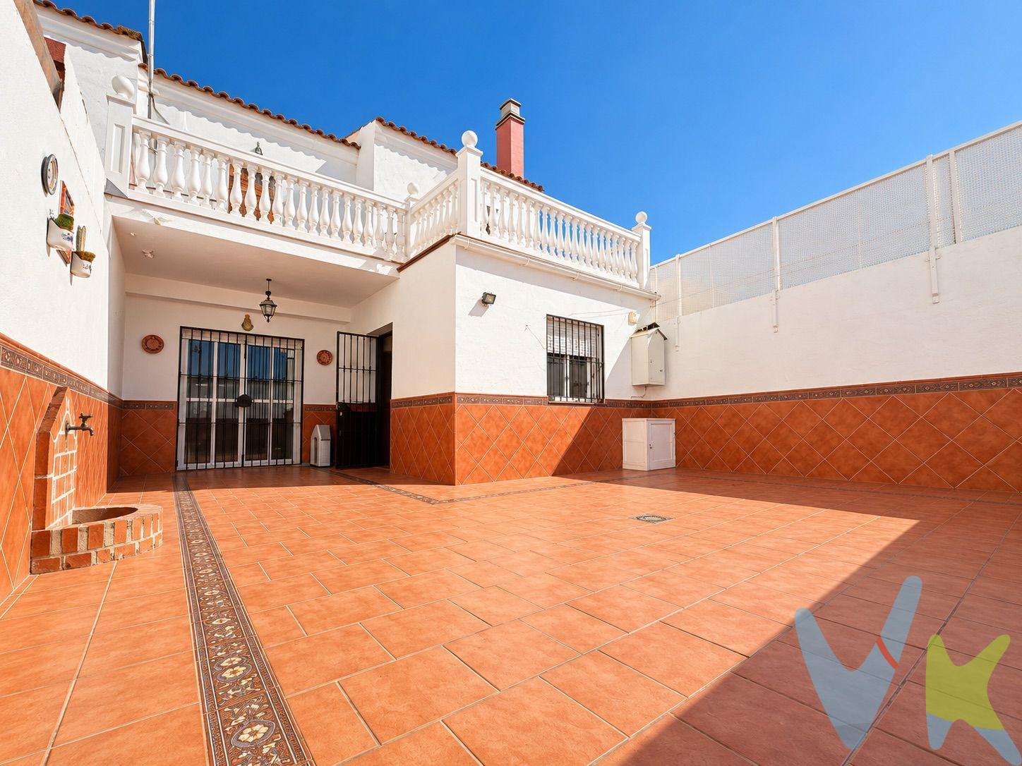 PRECIO DE VENTA: [195.000 + GASTOS] €. En Olivares encontramos esta magnífica vivienda de dos plantas, ideal para quienes buscan amplitud, comodidad y espacios exteriores donde disfrutar en familia. La vivienda cuenta con 136 m² construidos sobre una parcela de 140 m², distribuidos en dos plantas. Dispone de un amplio y luminoso salón-comedor, cocina independiente amueblada, cuatro dormitorios y dos baños completos. Uno de sus principales atractivos es su amplio patio privado, un espacio perfecto para disfrutar de reuniones familiares, comidas al aire libre o simplemente relajarse. Además, cuenta con una agradable terraza en la planta superior, que ofrece un espacio adicional para disfrutar del buen tiempo. La propiedad dispone también de garaje privado y lavadero, aportando comodidad y funcionalidad al día a día. Una vivienda con estancias amplias, buena distribución y múltiples posibilidades para adaptarla a tus necesidades. ¡Una oportunidad para encontrar tu próximo hogar en Olivares!. En cumplimiento de las obligaciones de información previstas en la Ley 10/2025, de 28 de diciembre, de servicios de atención a la clientela y transparencia, así como en la normativa sectorial vigente, se hace constar que el precio indicado no incluye los gastos e impuestos inherentes a la adquisición, los cuales se desglosan a continuación: • Impuesto sobre Transmisiones Patrimoniales (ITP): Se aplicará el tipo impositivo vigente en la Comunidad Autónoma de Andalucía, generalmente el 7% (9.450€), sin perjuicio de tipos reducidos del 3,5%, 1,2% o 1% aplicables según las circunstancias personales del comprador o las características del inmueble). El impuesto se devenga sobre el Valor de Referencia de Catastro o el precio de venta, aquel que resulte superior. • Gastos de Notaría: Los honorarios notariales se calcularán conforme al arancel oficial regulado en el Anexo I, del Real Decreto 1426/1989, de 17 de noviembre, por el que se aprueba el arancel Notarial. • Gastos de Registro: La inscripción en el Registro de la Propiedad se facturará según el arancel oficial establecido en el ANEXO I, del Real Decreto 1427/1989, de 17 de noviembre, por el que se aprueba el arancel Notarial. • Gastos de Gestión (Gestoría): Los honorarios por la tramitación administrativa, liquidación de impuestos e inscripción registral ascienden aproximadamente a [545] € (IVA incluido). • Honorarios Agencia del Vendedor: incluidos en el PVP. • Honorarios Agencia del comprador: La agencia prestará los servicios de información, asesoramiento y acompañamiento previstos en el Encargo de Servicios y en el D.I.A. Si solicita servicios adicionales o personalizados, sus honorarios serán informados previamente, de forma individualizada y por escrito, conforme a la libertad de pactos y a la normativa vigente. . NO VINCULADOS AL PRECIO DE COMPRA. Para una información exhaustiva sobre el funcionamiento, tipos impositivos y bonificaciones del ITP en Andalucía, puede consultar el portal oficial de la Agencia Tributaria de la Junta de Andalucía en el siguiente enlace: . https://www.juntadeandalucia.es/organismos/economiahaciendayfondoseuropeos/areas/tributos-juego/tributos/paginas/impuestos-cedidos-transmisiones.html;  Documento D. I. A. a disposición del consumidor según Decreto 218/2005 Junta de Andalucía.