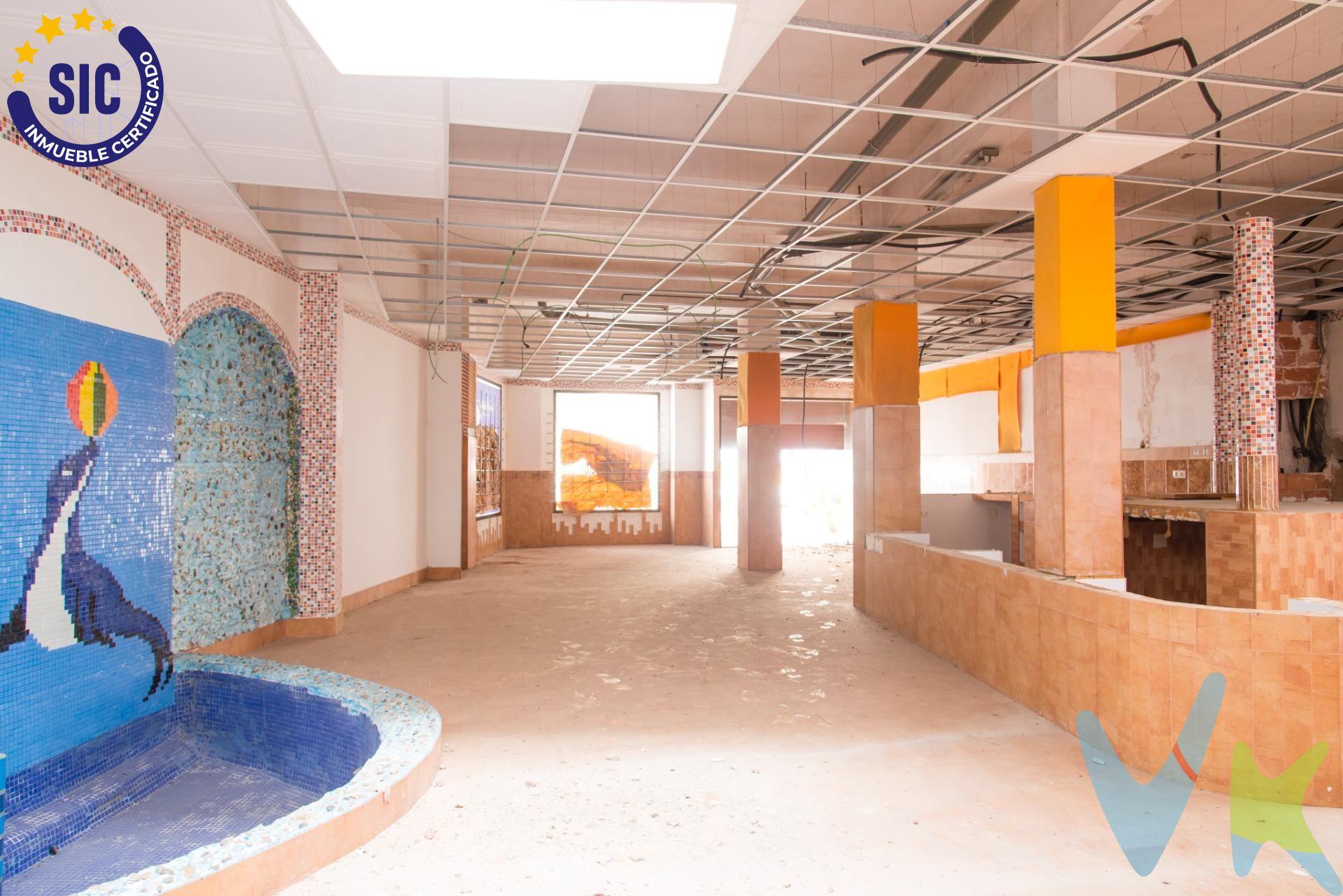 ¿Buscas un local versátil, bien ubicado y listo para arrancar tu negocio? Este amplio local comercial de 450 m² útiles es tu mejor opción. Distribuido en tres espacios independientes, cada uno con su propia entrada, se adapta perfectamente a cualquier actividad comercial. ✔ Antigua oficina bancaria totalmente equipada, con cristal de seguridad. ✔ Cafetería con acceso directo desde Paseo Morella: ideal para atraer tráfico peatonal y vehicular. ✔ Espacio diáfano con entrada por calle Zorita: perfecto para almacén, showroom o sala polivalente. Su ubicación privilegiada, gran altura interior y posibilidad de adecuación lo convierten en una inversión inteligente para empresarios exigentes. 📍 Ya sea para montar oficinas, comercio, hostelería o dividir y rentabilizar por partes, este local se adapta a ti. 💬 ¡Ven a visitarlo y descubre todo su potencial! Te encantará. Este inmueble es en exclusiva, con lo que le facilitamos cualquier información sobre la vivienda. Por este motivo, solicitamos no molesten al propietario, ocupantes de la propiedad, vecinos o conserje de la comunidad. En todos los casos los precios expuestos son más impuestos y gastos derivados de la transmisión del inmueble. . 