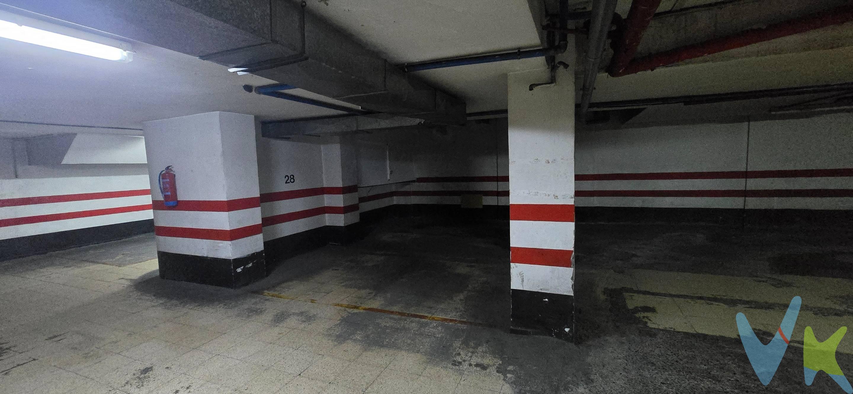 SE VENDE PLAZA DE GARAJE – CALLE SENADOR CASTILLO OLIVARES (EDIFICIO ELECTRO RADIO). Se vende plaza de garaje en la céntrica calle Senador Castillo Olivares, ubicada en el Edificio Electro Radio, una zona con alta demanda de aparcamiento en Las Palmas de Gran Canaria.  - Superficie: 11 m².  - Acceso mediante puerta automática.  - Buen espacio de maniobra.  - Garaje cubierto y seguro.  - Ideal para coche mediano o pequeño. Excelente oportunidad, tanto para residentes como para inversión. Información adicional: el precio de venta no incluye los gastos de notaría, registro e impuestos asociados. Los datos proporcionados son orientativos y pueden estar sujetos a errores u omisiones involuntarias.