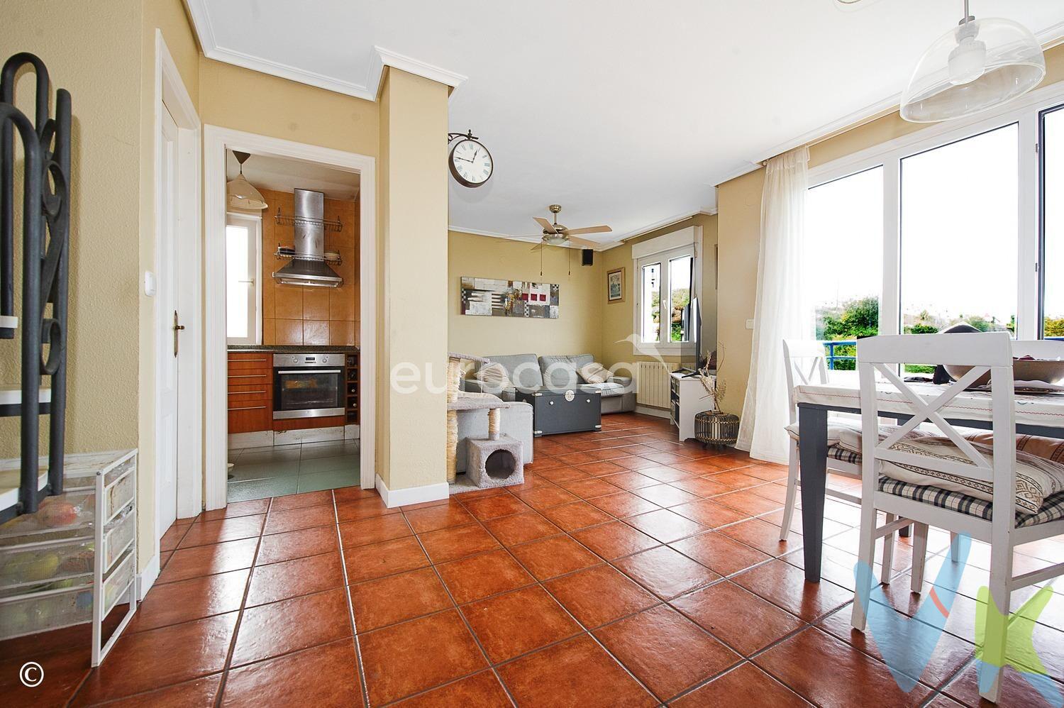 DÚPLEX CON VISTAS, TERRAZA Y 3 GARAJES. Imagina despertar cada mañana con la calma del mar y el verde de Cantabria al fondo. En Abra del Pas, en una de las zonas más agradables de Mogro, se encuentra este acogedor dúplex que combina comodidad, amplitud y unas vistas que invitan a relajarse cada día. En la planta baja encontrarás una cocina práctica y luminosa, un aseo y un amplio salón-comedor con salida directa a una terraza con unas fantásticas vistas abiertas a la ría y a las zonas verdes. Un rincón perfecto para disfrutar de un desayuno al sol, una cena al atardecer o simplemente para desconectar. A través de la escalera subirás a la primera planta donde encontrarás la zona de descanso, con dos dormitorios bien distribuidos y un baño moderno y funcional, pensado para ofrecer espacio y comodidad a diario. Y como extra muy práctico, justo encima dispones de un amplio trastero, actualmente acondicionado como tercer dormitorio. Además, se incluye tres plazas de garaje, dos de ellas cerradas, algo realmente poco común y muy valorado en la zona. Todo ello se ubica dentro de un entorno tranquilo, con fácil acceso a la autovía y a pocos minutos de la playa de Mogro, el Campo de Golf de Abra del Pas y las principales conexiones hacia Santander y Torrelavega. Si estás buscando una vivienda cerca del mar o quieres una segunda residencia para disfrutar de la playa, del paisaje, y de la calidad de vida, llámanos para visitarlo porque te encantará. 