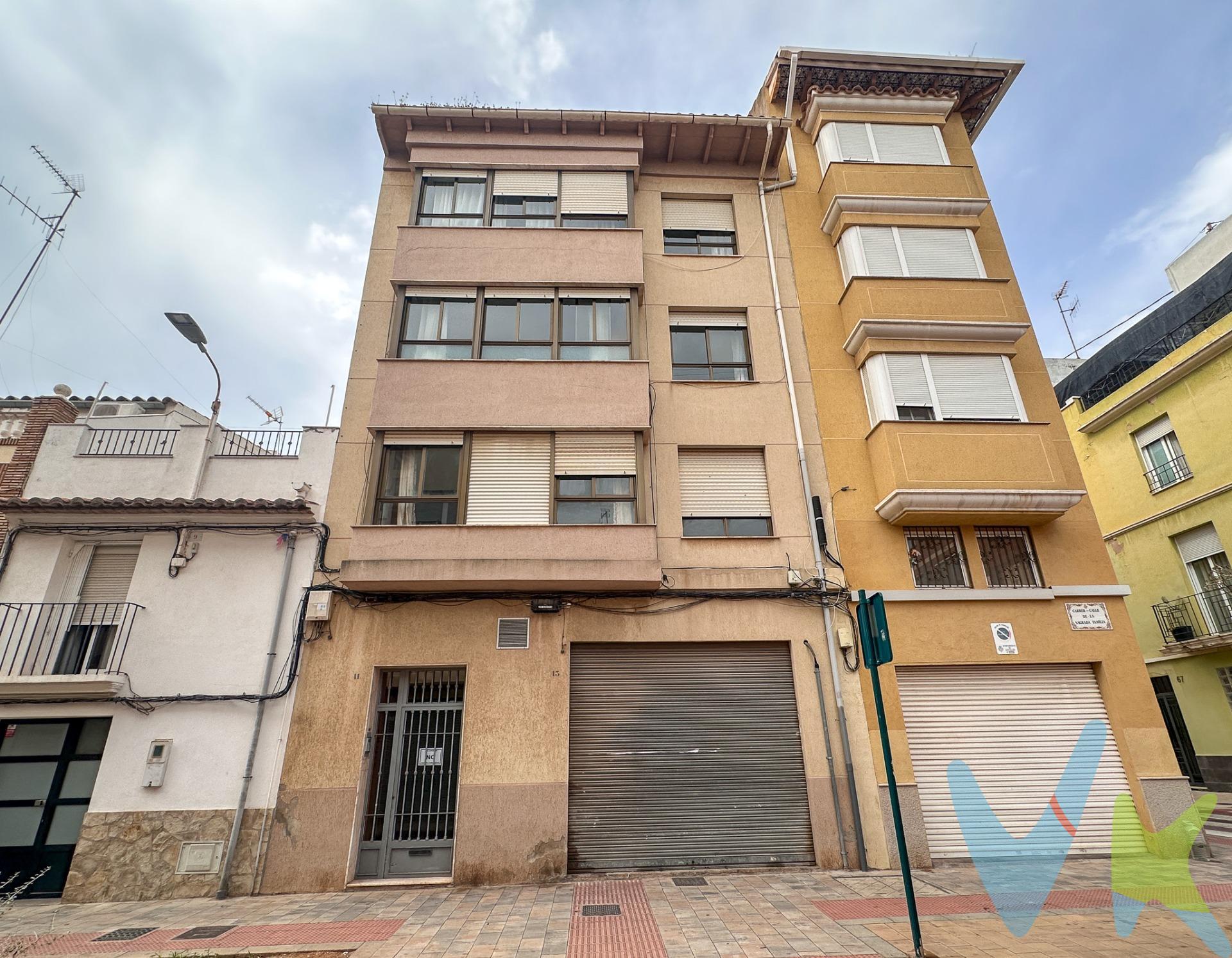 Presentamos este estudio ubicado en una de las zonas más demandadas del Raval de Castellón, ideal para aquellos que deseen personalizar su hogar a su gusto. Con aproximadamente 67 m2, la propiedad cuenta con un hall y un amplio comedor-salón, además dispone de una cocina funcional  con salida a un encantador patio privado de unos 9 m2 perfecto para disfrutar al aire libre o realizar actividades recreativas. El inmueble incluye también una amplia habitación matrimonial luminosa y bien distribuida junto a un baño completo. La calidad del entorno se complementa con calles peatonales cercanas que brindan comodidad y serenidad al lado justo de la emblemática Iglesia Sagrada Familia. Para mayor conveniencia, esta propiedad viene acompañada por un trastero situado en la parte superior; excelente espacio adicional donde podrás almacenar lo necesario sin comprometer el confort del resto del apartamento. ¡No pierdas esta oportunidad única! Haz realidad tu proyecto residencial hoy mismo. Este inmueble es en exclusiva, con lo que le facilitamos cualquier información sobre la vivienda. Los metros son aproximados . Por este motivo, solicitamos no molesten al propietario o a los vecinos de la comunidad. . En todos los casos los precios expuestos son más impuestos y gastos derivados de la transmisión del inmueble.