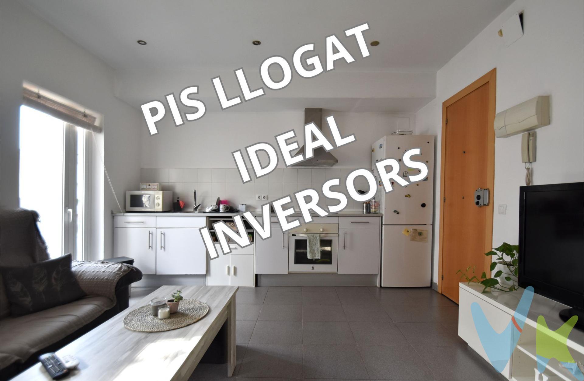 ¡Piso con Inquilino Incluido! Rentabilidad Garantizada en Vilanova i la Geltrú - Zona Tacó. Ideal para el inversor que busca ingresos garantizados desde el primer día o para el particular que planea una futura residencia en una zona de expansión. En la prometedora zona del Tacó de Vilanova i la Geltrú, ponemos a la venta este magnífico piso, totalmente reformado y listo para generar rentabilidad. Actualmente alquilado a un inquilino solvente, esta propiedad te ofrece la tranquilidad de una inversión "llave en mano", sin las demoras de buscar inquilinos. Su diseño moderno con cocina americana crea un espacio abierto y contemporáneo. Dispone de tres dormitorios versátiles y un baño completo con moderna ducha, además de una práctica galería. La calidad de los acabados, con carpintería interior de haya y exterior de aluminio, asegura durabilidad y bajo mantenimiento. Situado en un cómodo segundo piso sin ascensor (escaleras muy accesibles) y en un edificio con pocos vecinos, disfrutarás de un ambiente tranquilo. Esta ubicación privilegiada en una zona en plena expansión te ofrece todos los servicios a tu alcance y garantiza un futuro valor de la propiedad. Vilanova i la Geltrú, una ciudad costera a 30' de Barcelona y 20' del aeropuerto, te invita a disfrutar de sus más de 6 km de playas, su animado puerto y una de las Ramblas más largas de Cataluña. Con excelentes conexiones por carretera, autopista y transporte público. No dejes escapar esta excelente oportunidad de inversión o de adquirir tu futuro hogar en una de las zonas con mayor proyección de Vilanova. (El precio no incluye impuestos (ITP, IVA y AJD), ni los gastos de notario ni los de registro.). 