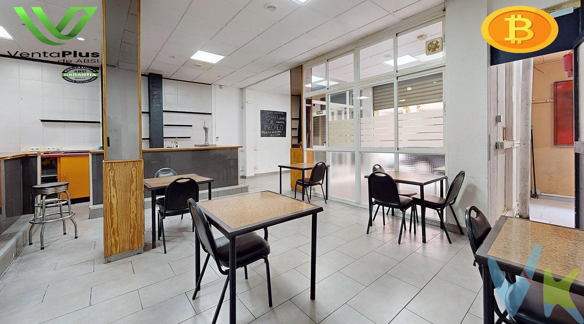 Se vende cafetería con licencia en vigor y OCA pasada recientemente, lista para reactivar su actividad. Ubicada en el barrio Plaza de Toros, entre los colegios CC Jesús María de Palma y Col·legi Pius XII, en una zona con alto tránsito de familias, estudiantes y personal docente. 🔹 Ubicación privilegiada: Captación asegurada de clientes a la hora del desayuno, almuerzo y merienda gracias al flujo constante de padres, alumnos y profesores. 🔹 Espacio diáfano, ideal para diseñar el ambiente perfecto. 🔹 Cuenta con almacén y 2 aseos para mayor comodidad y funcionalidad. 🔹 Terraza exterior, perfecta para ofrecer un espacio agradable al aire libre. 🔹 Negocio con gran potencial: Oportunidad para emprendedores que busquen un proyecto rentable en un entorno consolidado. Si buscas una inversión con demanda asegurada y sin complicaciones burocráticas, esta es tu oportunidad. 📞 Para más información o visita, contáctanos sin compromiso. 👉 No dejes pasar esta oportunidad única de abrir un negocio en un entorno con clientela asegurada. ✅ Este inmueble ha sido certificado por ABSI (Asociación Balear de Servicios Inmobiliarios), lo que significa que la agencia comercializadora ha supervisado la documentación necesaria para la compraventa y que el inmueble forma parte de la bolsa de propiedades en multiexclusiva ABSI. 🏡 Inmobiliaria inscrita en el Registre Oficial d’Agents Immobiliaris de les Illes Balears con el NÚMERO REGISTRO: GOIBE747077/2024.