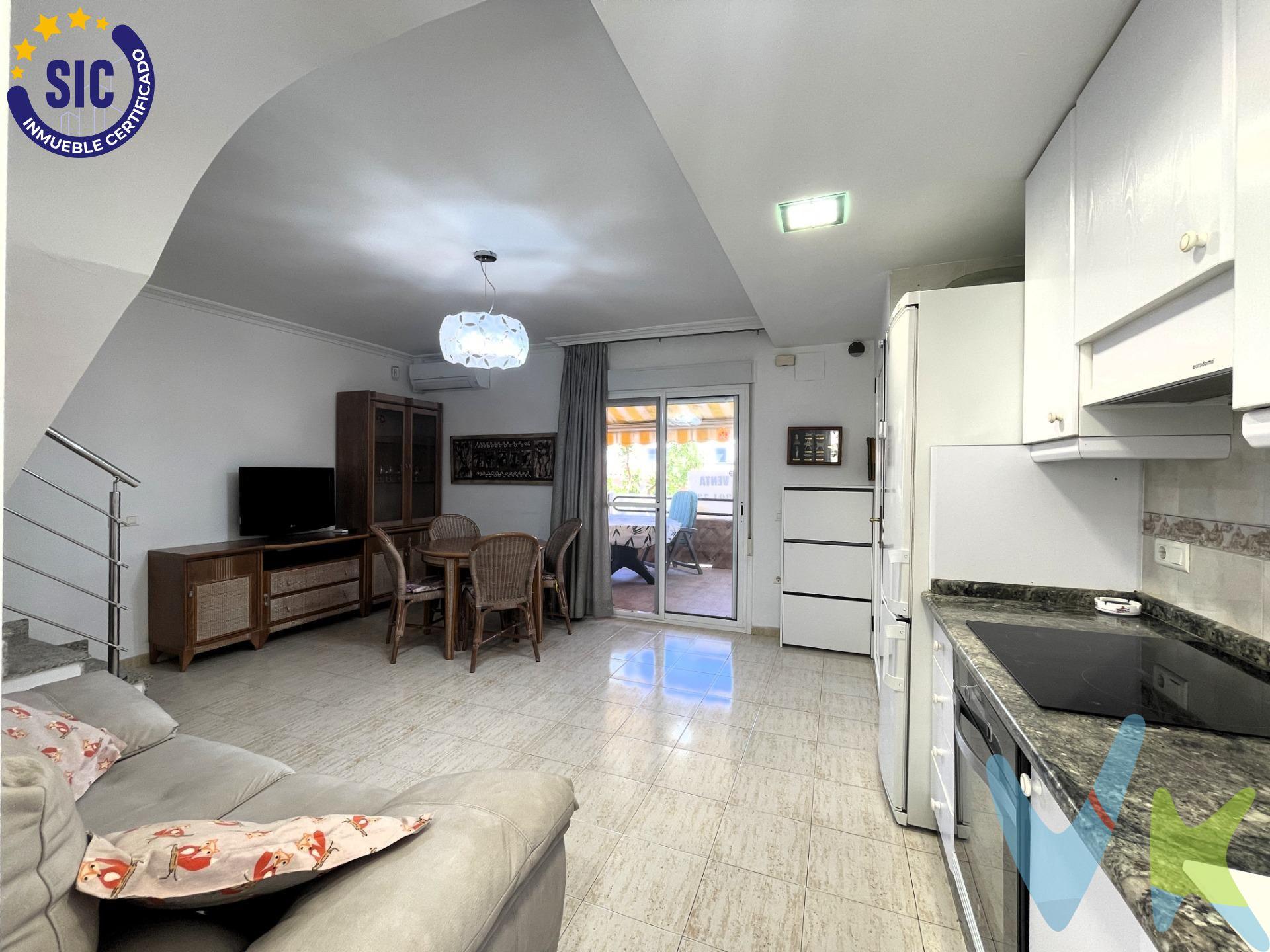 Descubre este adosado en la zona de Playa Morro de Gos, una oportunidad ideal como segunda vivienda, residencia habitual o inversión con alta rentabilidad. Con un precio de 185.000 € la vivienda destaca por su excelente distribución. La planta baja ofrece un espacio abierto que integra salón-comedor y cocina totalmente equipada, con acceso directo a una terraza privada, perfecta para disfrutar del clima mediterráneo durante todo el año. La primera planta cuenta dos dormitorios junto a una segunda terraza que aporta un espacio adicional al aire libre. En la planta abuhardillada se encuentra el tercer dormitorio, un rincón íntimo y versátil ideal como dormitorio principal, despacho o zona de descanso. La propiedad cuenta además con dos baños completos, lo que garantiza comodidad para toda la familia, y una plaza de parking incluida en el precio. Ubicada en una zona privilegiada, próxima a colegios, comercios y todos los servicios, esta vivienda combina tranquilidad, funcionalidad y una excelente ubicación.