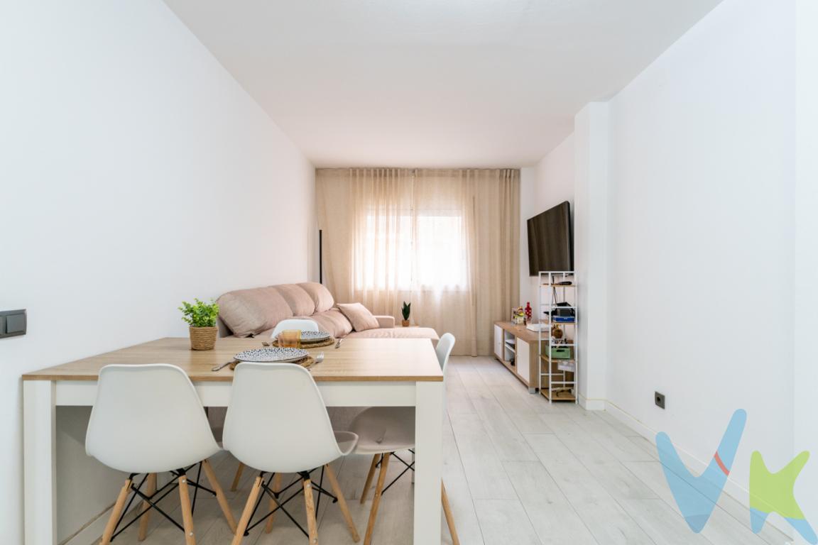 Ofrecemos una fantástica oportunidad de adquirir este acogedor piso en venta. Ubicado en una de las zonas más tranquilas y solicitadas de Reus, en la zona Mestral, este inmueble se presenta como una opción ideal para quienes buscan un entorno sereno sin renunciar a las comodidades de la ciudad.Este piso, que data de 1940, está totalmente totalmente reformado desde el año 2025. Se encuentra en la primera planta de un edificio de carácter histórico, conservando ese toque especial que solo las construcciones de épocas pasadas pueden ofrecer. Sus 55 metros construidos, de los cuales 50 son útiles, proporcionan un espacio perfectamente aprovechado para el confort diario.La distribución del piso ha sido cuidadosamente pensada para maximizar cada metro cuadrado disponible. Cuenta con una habitación espaciosa, ideal para descansar después de un largo día. Las amplias ventanas permiten la entrada generosa de luz natural, aportando calidez y una sensación acogedora al ambiente. La orientación del inmueble ofrece vistas agradables, generando una atmósfera relajante para quienes valoran la tranquilidad.La sala de estar es el corazón del hogar, un lugar perfecto para recibir visitas o para disfrutar del tiempo libre en soledad. Su diseño abierto conecta fluidamente con una cocina funcional, equipada con todo lo necesario para el día a día. La versatilidad del espacio permite personalizarlo según sus necesidades y gustos.A solo unos pasos de tu nuevo hogar, encontrarás una variedad de servicios que hacen de la vida diaria un placer. Supermercados, cafeterías, y tiendas de proximidad aseguran que tengas todo lo que necesitas a la vuelta de la esquina. Además, el transporte público cercano facilita el acceso al resto de la ciudad, permitiéndote explorar todo lo que Reus tiene para ofrecer.El inmueble se encuentra en una ubicación que combina lo mejor de dos mundos: la paz de un barrio residencial y la vibrante vida de una ciudad llena de historia y cultura. Reus, conocida por su rica arquitectura modernista, ofrece un sinfín de actividades culturales y de ocio. Vivir en Mestral es sinónimo de disfrutar de un estilo de vida relajado, con la posibilidad de acceder fácilmente a todas las amenidades urbanas.No pierda la oportunidad de adquirir este piso único. Su atractivo precio y su singular encanto lo convierten en una opción indiscutible para quienes buscan una propiedad con carácter y potencial. El equilibrio perfecto entre funcionalidad y estética está al alcance de tu mano en este encantador hogar.Para más información y para concertar una visita, no dudes en contactarnos. Estaremos encantados de mostrarte personalmente todas las ventajas de este estupendo piso. Vivir en Mestral, Reus, es sinónimo de calidad de vida y bienestar. Ven a conocer tu nuevo hogar y descubre todo lo que esta maravillosa propiedad tiene reservada para ti.¡Esperamos verte pronto y ayudarte a dar el primer paso hacia la adquisición de tu nuevo hogar en Reus!El precio indicado corresponde al PVP (Precio de Venta al Público).Los gastos adicionales derivados de la compraventa como los de notaría, registro de la propiedad e Impuesto de Transmisiones Patrimoniales (ITP)no están incluidos en el PVP. Estos gastos pueden variar según el precio final de la operación y la normativa aplicable, ya que se calculan sobre la base imponible del valor de transmisión del inmueble. API: 659 AICAT: 2268 ANTONIO MIGUEL GIL LLABERIA  - VIVENDEX REUS PARTNERS SL 