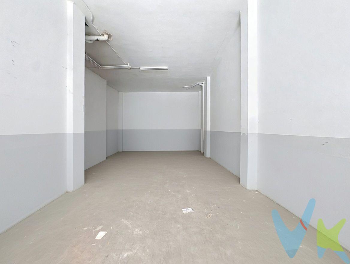 A pie de calle y con acceso directo mediante persiana metálica, este local comercial de Quart de Poblet ofrece un espacio diáfano de algo más de 85 m 2 en planta baja, listo para adaptarse a cualquier actividad comercial o profesional. Nada más entrar sorprende la sensación de amplitud: una única nave sin columnas ni distribuciones que facilita organizar el espacio exactamente como lo necesite cada negocio, con paredes y techo pintados en blanco y suelo de cemento pulido que le dan un aspecto limpio y cuidado. Cuenta además con un cuarto de aseo propio, un extra que se agradece en el día a día de cualquier actividad y que evita depender de instalaciones comunitarias. Su configuración abierta y su buena altura lo hacen igual de válido para un comercio de calle, una oficina, un taller o un almacén, y su ubicación en planta baja con acceso independiente aporta la visibilidad y la accesibilidad que buscan tanto clientes como proveedores. Situado en Quart de Poblet, a un paso de Valencia capital y con excelente conexión mediante metro, autobús y las principales vías de acceso a la ciudad, el local se beneficia de una zona residencial y comercial consolidada, con tránsito constante de vecinos y buena visibilidad desde la calle. . Se vende por 92.000€, una oportunidad interesante para quien busca arrancar o trasladar su negocio sin más obras que las de adaptación a su actividad. Si te interesa conocerlo, contáctanos y lo visitamos juntos. VENTA:. PVP 92.000€. Gastos e impuestos no incluidos en el precio. La compra conlleva impuestos y gastos de formalización para el comprador. A título orientativo se informa que en segundas transmisiones el ITP con carácter general en Valencia es del 9%, pudiendo existir otros tipos impositivos atendiendo a las circunstancias personales del comprador u otras circunstancias previstas legalmente. Base imponible del impuesto el mayor valor entre el precio de compraventa, la tasación o el valor de referencia catastral. En cuanto a los gastos de notaría y registro, en su caso, suelen oscilar aprox. entre 1,5% y 2,5% (aranceles variables según precio, n.º de copias y complejidad). El comprador elige notario. Si el comprador precisase de hipoteca: tasación, condiciones y costes bancarios serán según entidad elegida por el comprador, así como los gastos de gestoría, y cualesquiera otros gastos inherentes a la formalización de la compraventa que legalmente correspondan a la parte compradora, salvo pacto expreso en contrario con el vendedor. El consumidor tiene, conforme a la normativa vigente, a su disposición información y documentación adicional relativa al inmueble y condiciones de la compraventa, que podrá ser consultada en C/Joaquín Costa 4, bajo 46005 Valencia o urbe2@remax.es. Honorarios de mediación inmobiliaria a cargo del COMPRADOR: (3.000€ del precio final de venta más IVA (21%), salvo otro pacto.); y de VENDEDOR (según acuerdo con el mismo). Se informa al consumidor que la agencia actúa como intermediaria inmobiliaria en la operación, estando cualquier eventual compraventa y sus condiciones sujeta a la aceptación expresa del propietario-vendedor y a la posterior formalización del correspondiente contrato.