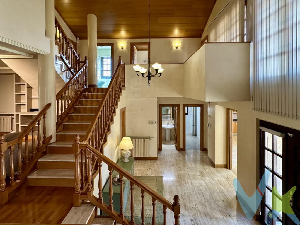 En el corazón de Artica, en Berrioplano, se alza esta vivienda independiente y única, situada en una parcela en esquina junto al Paseo Mokamier. Una propiedad que destaca por su carácter, amplitud y una riqueza espacial destacable, pensada para quienes valoran la arquitectura y la calidad de vida.Desde el primer momento, la casa sorprende. El acceso, a través de un agradable porche, conduce a un vestíbulo que actúa como auténtico núcleo visual de la vivienda: un espacio abierto y fluido desde el que se percibe la distribución completa, sin recovecos, permitiendo entender y disfrutar la arquitectura desde el primer paso.La vivienda se organiza en diferentes alturas, generando dobles espacios y una sensación continua de amplitud y conexión. El salón principal, de más de 65 m², es sin duda uno de los grandes protagonistas: un espacio luminoso, con chimenea, ideal tanto para el día a día como para recibir a tus invitados. Desde aquí se accede a dos estancias versátiles que pueden adaptarse a cualquier estilo de vida: despacho, sala de juegos, gimnasio o zona de ocio. Una de ellas conecta directamente con el jardín, integrando interior y exterior de forma natural.La cocina, amplia y funcional, cuenta además con lavadero independiente y un aseo con posibilidad de transformarse fácilmente en baño completo, aportando aún más comodidad.En esta misma planta, uno de los elementos diferenciales de la vivienda es su piscina cubierta, accesible directamente desde el interior, perfecta para disfrutar durante todo el año. Este espacio se abre al amplio jardín a través de una carpintería plegable a ambos lados, que permite liberar completamente el frente y conectar plenamente con el exterior.En la zona superior se distribuyen cuatro habitaciones. La suite principal, ubicada en la cota más alta, ofrece privacidad, vestidor y un ambiente exclusivo, con acceso a un balcón con vistas al jardín. Las otras tres habitaciones, muy luminosas, comparten acceso a un balcón y a dos baños completos desde la zona común.En la planta de sótano se encuentra la zona de garaje, junto a un amplio espacio polivalente ideal como área de recreo o almacenamiento, además de un cuarto trastero y la zona de instalaciones.La parcela, de 1.136 m², ofrece un entorno exterior generoso y privado, mientras que la edificación ocupa una superficie de 240,22 m², perfectamente implantada para maximizar el aprovechamiento del espacio y la orientación.Una vivienda que combina independencia, amplitud y diseño, a escasos minutos de Pamplona, con excelentes conexiones que permiten acceder al centro de la ciudad de forma rápida y cómoda. Ideal para quienes buscan tranquilidad sin renunciar a la cercanía urbana.Además, la vivienda ofrece una excelente base arquitectónica para una actualización estética que potencie aún más su valor. Con una intervención cuidada en acabados, texturas y estilismo , como pintura, materiales y detalles decorativos, es posible realzar sus espacios y adaptarlos a tendencias actuales, aprovechando al máximo la calidad y amplitud ya existentes.Una propiedad con personalidad, lista para convertirse en un hogar excepcional. NOTA: El precio anunciado corresponde al Precio de Venta al Público (PVP) e incluye los honorarios de agencia inmobiliaria. No incluye impuestos ni gastos derivados de la compraventa, tales como el Impuesto de Transmisiones Patrimoniales (ITP) conforme a la normativa vigente (6 %, salvo posibles reducciones en función de la situación personal del adquirente), gastos de notaría y registro de la propiedad según aranceles oficiales, ni gastos de gestoría o tasación bancaria en caso de ser contratada por el adquirente.