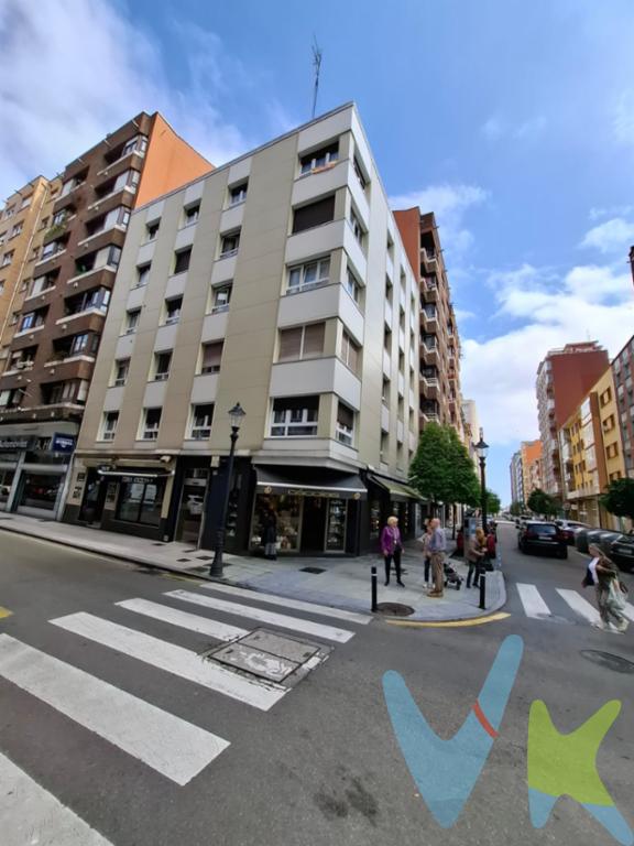 Al entrar en este piso no tardamos en ver ese hogar que buscamos. Ha sido reformado completamente para convertirlo en el lugar donde vas a disfrutar de una ciudad vibrante, llena de posibilidades, justo al lado de la Playa de San Lorenzo.Ubicado en el Barrio de La Arena, puedes ponerte el bañador, coger la toalla y casi de un salto estarás disfrutando del mar. De la vivienda original no queda nada, se le ha dado la vuelta totalmente y se ha hecho una apuesta muy personal con una cocina increíble, donde hacer la vida y las reuniones de amigos y familia alrededor de una isla preciosa para 9 personas, justo al lado tenemos el salón, los dos dormitorios y un baño completo. Es una segunda planta exterior de un edificio que ha sido rehabilitado y dispone de ascensor. Hay calefacción individual y Agua caliente sanitaria por gas.La proximidad al transporte público es otro de los atractivos añadidos que ofrece este piso. La cercanía a una parada de autobús no solo facilita el acceso a distintos puntos de la ciudad, sino que también abre un abanico de posibilidades en cuanto a movilidad se refiere. Esto es ideal para aquellos que dependen del transporte público para sus desplazamientos diarios.Estamos seguros que os gustará, lo vemos?.En el precio del inmueble no se incluyen los gastos de Notaría, Registro e Impuestos asociados a la operación.