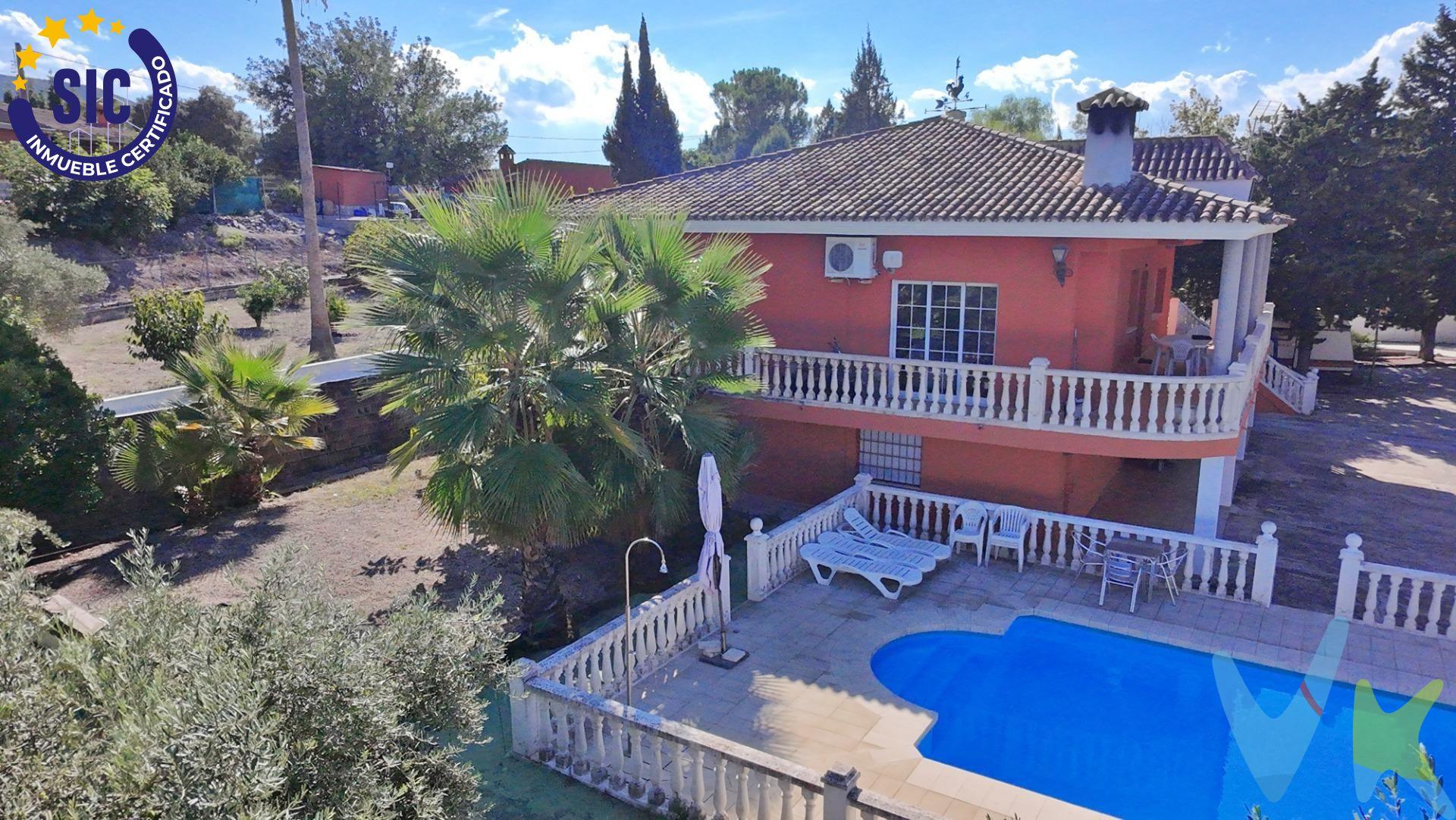 Un oasis para todos los sentidos en Xàtiva. Imagina un lugar donde la tranquilidad te envuelve por completo, una extensa parcela de 4064 m² en la zona del Misterio de Bixquert, donde el suave susurro de los árboles y el vibrante contraste de colores te dan la bienvenida. Siente la calidez del sol mientras paseas entre limoneros, nísperos y una majestuosa pinada, un auténtico lienzo vivo que te invita a conectar con la naturaleza. Esta propiedad, construida en 1980, ofrece 390 m² de puro potencial. En la planta principal, accede por una cómoda escalera al corazón del hogar. El amplio salón-comedor te recibe con el acogedor crepitar de su chimenea, un espacio lleno de luz que se convierte en el lugar perfecto para crear recuerdos. Desde aquí, la cocina rústica te conduce a una terraza trasera, ideal para disfrutar de la brisa. La planta se completa con tres espaciosos dormitorios y un baño, un rincón de descanso para toda la familia. La planta baja es un lienzo en blanco para tus proyectos. Actualmente destinada a almacén, cuenta con un dormitorio y un baño, y tiene la ventilación y las ventanas necesarias para ser fácilmente transformada en una vivienda independiente. El exterior es un sueño hecho realidad para quienes buscan actividad y relajación. Siente la adrenalina de un partido en la cancha de tenis, el calor de la lumbre en el paellero o el sol en tu piel en la terraza solárium, mientras disfrutas de unas vistas panorámicas que te cortarán la respiración.  . ¡No te conformes con imaginarlo, vívelo! Si estás listo para sentir, ver y escuchar el hogar de tus sueños, contacta con nosotros para concertar una visita y descubre por ti mismo este paraíso en Xàtiva. VENTA:. PVP 380.000€.  Gastos e impuestos no incluidos en el precio. La compra conlleva impuestos y gastos de formalización para el comprador. A título orientativo se informa que en segundas transmisiones el  ITP  con carácter general en  Valencia  es del  10%, pudiendo existir otros tipos impositivos atendiendo a  las circunstancias  personales del comprador u otras circunstancias previstas legalmente. Base imponible del impuesto el mayor valor entre el precio de compraventa, la tasación o el valor de referencia catastral. En cuanto a los gastos de  notaría y registro, en su caso,  suelen oscilar aprox; entre 1,5% y 2,5% (aranceles variables según precio, n.º de copias y complejidad). El comprador elige notario. Si el comprador precisase de  hipoteca: tasación, condiciones y costes bancarios serán según entidad elegida por el comprador, así como los gastos de gestoría, y cualesquiera otros gastos inherentes a la formalización de la compraventa que legalmente correspondan a la parte compradora, salvo pacto expreso en contrario con el vendedor. El consumidor tiene,  conforme a la normativa vigente, a su disposición información y documentación adicional relativa al inmueble y condiciones de la compraventa, que podrá ser consultada en C/Joaquín Costa 4, bajo 46005 Valencia o urbe2@remax.es. Honorarios de mediación inmobiliaria a cargo del  COMPRADOR: (3% del precio final de venta más IVA (21%), salvo otro pacto.); y  de VENDEDOR (según acuerdo con el mismo). . Se informa al consumidor que la agencia actúa como intermediaria inmobiliaria en la operación, estando cualquier eventual compraventa y sus condiciones sujeta a la aceptación expresa del propietario-vendedor y a la posterior formalización del correspondiente contrato. 