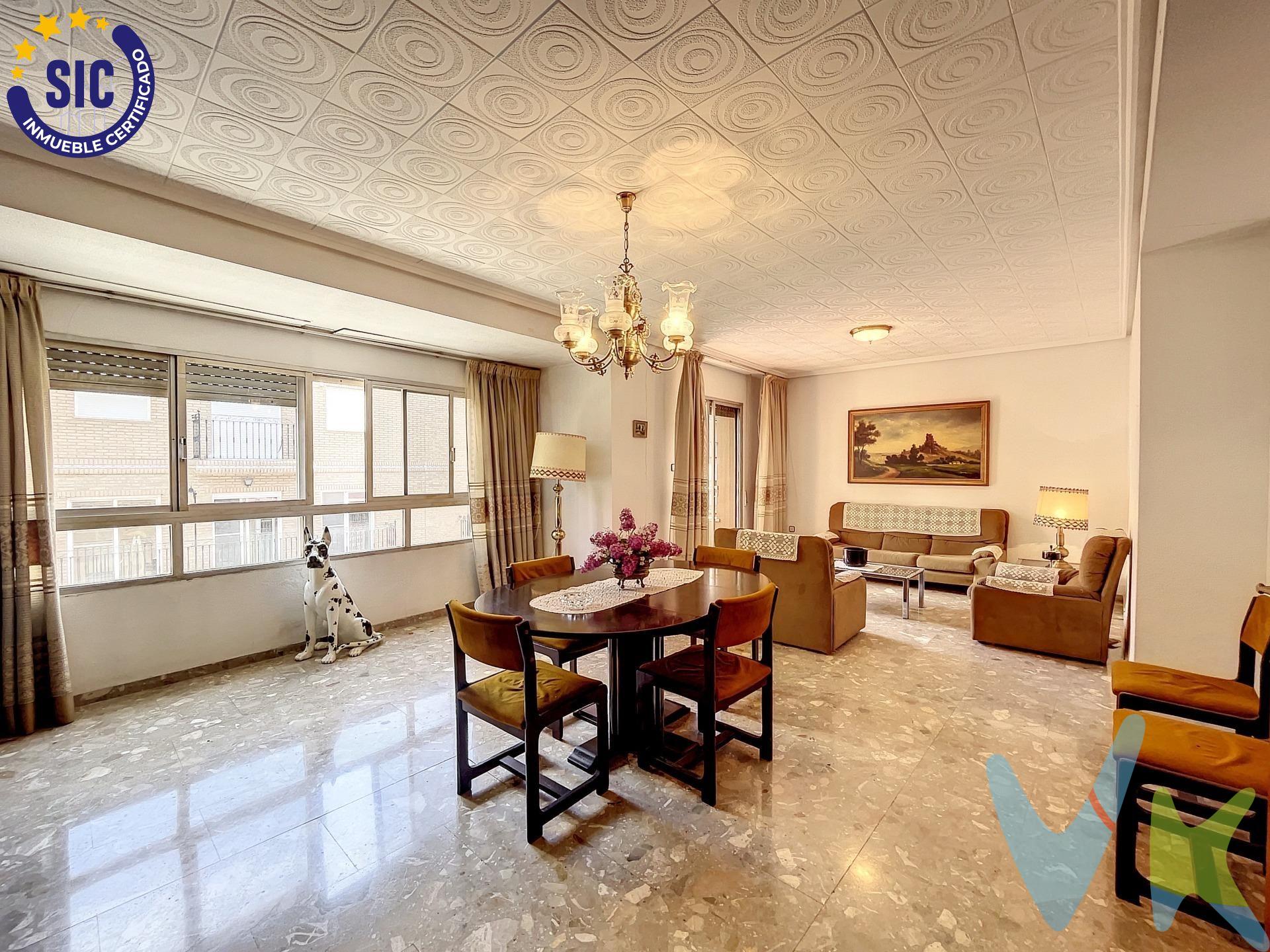 ¡Pocas propiedades te podrán ofrecer ésta gran oportunidad!. Descubre esta propiedad con un enorme potencial inmobiliario, ya sea para vivir o como una inversión con alta rentabilidad. Actualmente, la propiedad cuenta con una edificación ya construida que ofrece diversas posibilidades de aprovechamiento. La planta baja, con 255 m², puede utilizarse, como garaje, oficinas, almacén o un amplio local comercial. La primera planta presenta una vivienda de 206 metros cuadrados con cuatro habitaciones luminosas con armarios empotrados. Dos habitaciones conectan con un amplio balcón, mientras que las otras dos tienen ventanas a la calle. Amplia cocina Independiente con salida a una amplia terraza Con dos baños completos, uno con bañera y otro con plato de ducha, además de terrazas y balcones, esta vivienda está para entrar a vivir. Te proponemos varias opciones de desarrollo en la parcela de esta propiedad, con una edificabilidad aproximada de 2250 metros cuadrados, con posibilidad de construir un edificio en una zona de alta demanda. Su ubicación estratégica y la creciente demanda en la zona, lo convierten en una inversión atractiva para construir dos edificios residenciales. Además, la propiedad incluye una nave industrial diáfana de 540 m² con cubierta metálica y acceso directo desde el local comercial, con vistas al Bulevar. ¡No dejes pasar esta oportunidad única para desarrollar tu proyecto inmobiliario en una zona de gran crecimiento!. La descripción del presente inmueble e imágenes tienen mero carácter informativo y en ningún caso carácter contractual, pudiendo ser modificados por la inmobiliaria comercializadora sin que ello implique responsabilidad alguna frente a terceros. En el precio de venta a público, esta propiedad NO incluye los gastos de adquisición (Notario, registro, gestión, honorarios, etc…). 