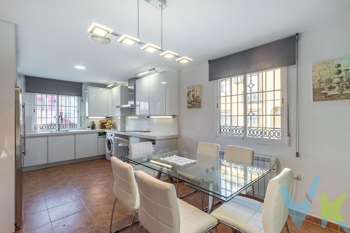 ¡Hermosa Casa en Vegas del Genil – Moderna, Espaciosa y Lista para Habitar!. Se vende espectacular casa en Vegas del Genil, ubicada en Avenida Mediterráneo, con todos los servicios a mano: supermercados, farmacia y mucho más. Además, su excelente ubicación la sitúa a pocos minutos de Granada. Características principales:. ✅ Planta baja: Moderna cocina totalmente equipada, salón muy luminoso y un aseo. ✅ 1ª planta: 3 amplios dormitorios, todos con balcón, y espaciosos cuartos de baño. ✅ Semisótano con cocina y chimenea, perfecto para reuniones y celebraciones asó como zona de cochera con capacidad para dos coches. ✅ Gran patio con piscina privada y amplio jardín, ideal para disfrutar en familia. ✅ Calefacción eléctrica así como  calefacción de aire frío y caliente por conductos. La vivienda se encuentra en excelente estado de conservación y lista para entrar a vivir. ¡No pierdas esta oportunidad!. Ref. N323. * El PVP indicado no incluye impuestos, gastos de Escritura ni honorarios de agencia. * Las superficies expresadas en esta página tienen carácter descriptivo y son aproximadas. * Los precios pueden ser susceptibles de modificación sin previo aviso. * Muebles NO incluidos en el precio.