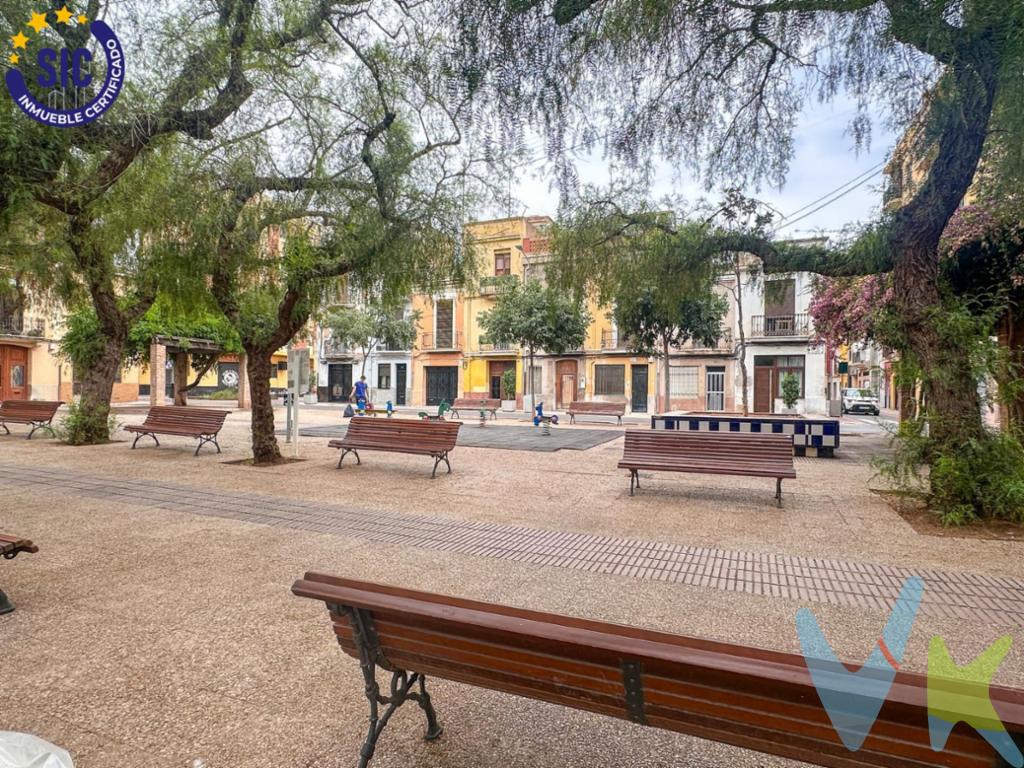Presentamos este estudio ubicado en una de las zonas más demandadas del Raval de Castellón, ideal para aquellos que deseen personalizar su hogar a su gusto. Con aproximadamente 67 m2, la propiedad cuenta con un hall y un amplio comedor-salón, además dispone de una cocina funcional  con salida a un encantador patio privado de unos 9 m2 perfecto para disfrutar al aire libre o realizar actividades recreativas. El inmueble incluye también una amplia habitación matrimonial luminosa y bien distribuida junto a un baño completo. La calidad del entorno se complementa con calles peatonales cercanas que brindan comodidad y serenidad al lado justo de la emblemática Iglesia Sagrada Familia. Para mayor conveniencia, esta propiedad viene acompañada por un trastero situado en la parte superior; excelente espacio adicional donde podrás almacenar lo necesario sin comprometer el confort del resto del apartamento. ¡No pierdas esta oportunidad única! Haz realidad tu proyecto residencial hoy mismo. Este inmueble es en exclusiva, con lo que le facilitamos cualquier información sobre la vivienda. Los metros son aproximados . Por este motivo, solicitamos no molesten al propietario o a los vecinos de la comunidad. . En todos los casos los precios expuestos son más impuestos y gastos derivados de la transmisión del inmueble.