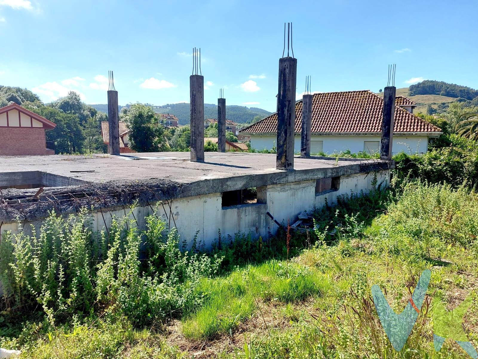 ¡Oportunidad en Beranga! Presentamos un magnífico terreno urbano de 797 m² situado en el encantador Barrio "El Carité", junto a una urbanización tranquila y bien establecida. Este terreno ya cuenta con una obra iniciada para la edificación de una vivienda, con licencia vigente para construir una casa de 257 m². La distribución de la vivienda proyectada incluye un semisótano de 114 m² y una planta baja de 143 m², ofreciendo un amplio espacio habitable con 3 habitaciones y 2 baños. Beranga, capital del Municipio Cántabro de Hazas de Cesto, se encuentra estratégicamente ubicada a solo 35 km de Santander, 75 km de Bilbao, 10 km de Noja y 12 km de Santoña. La proximidad a la autovía A facilita el acceso a las principales ciudades y playas de la región, haciendo de este terreno una opción ideal tanto para quienes buscan un hogar permanente como para aquellos interesados en una segunda residencia en un entorno natural y bien comunicado. No pierda la oportunidad de construir la casa de sus sueños en este terreno urbano, rodeado de naturaleza y con todas las comodidades a su alcance. ¡Contacte con nosotros para más información y para concertar una visita!. . Impuestos, gastos de notaría y Registro no incluidos en el precio.