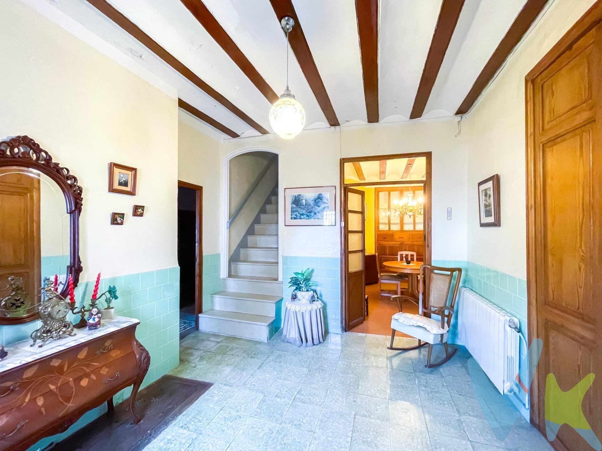 ¡Atención a esta maravillosa oportunidad! Te presentamos una encantadora casa de pueblo en venta, construida en el año 1889 y cuidadosamente conservada para mantener su esencia histórica. Esta joya de tres plantas, con una superficie de 240 metros cuadrados, ofrece un sinfín de posibilidades para hacerla tu hogar o tu refugio de fin de semana en un entorno tranquilo. La casa cuenta con 5 espaciosas habitaciones dobles que ofrecen un ambiente acogedor y cálido, ideal para acomodar a toda tu familia o amigos. La chimenea de leña en el salón principal crea un ambiente acogedor y te permitirá disfrutar de noches acogedoras durante los inviernos. Una de las muchas joyas de esta propiedad es la bodega subterránea, una auténtica cueva que te transportará a tiempos pasados, perfecta para almacenar tus vinos o crear un espacio único para reuniones y cenas especiales. La buhardilla diáfana, con su estilo clásico y vigas de madera originales, te brinda un espacio adicional que podrías convertir en un estudio, sala de juegos o cualquier otra cosa que desees. Los suelos de mosaico hidráulicos de la segunda planta le añaden un toque de carácter único a esta maravillosa propiedad. La ubicación de esta casa es simplemente inmejorable, en el corazón de Caudete de las Fuentes, un pueblo encantador con una rica historia y una comunidad acogedora, rodeado de bodegas y campos de viñedos. Es perfecto para vivir durante todo el año y también ideal como refugio de fin de semana para escapar del ajetreo y el bullicio de la ciudad. Además, esta propiedad ofrece la posibilidad de obtener una licencia de alojamiento rural, lo que la convierte en una inversión excelente para quienes buscan emprender en el sector turístico. No dejes escapar de esta oportunidad única de adquirir una auténtica casa de pueblo con tanto carácter y posibilidades. ¡Ven a visitarla sin compromiso y descubre todo lo que este lugar especial tiene para ofrecer!. 