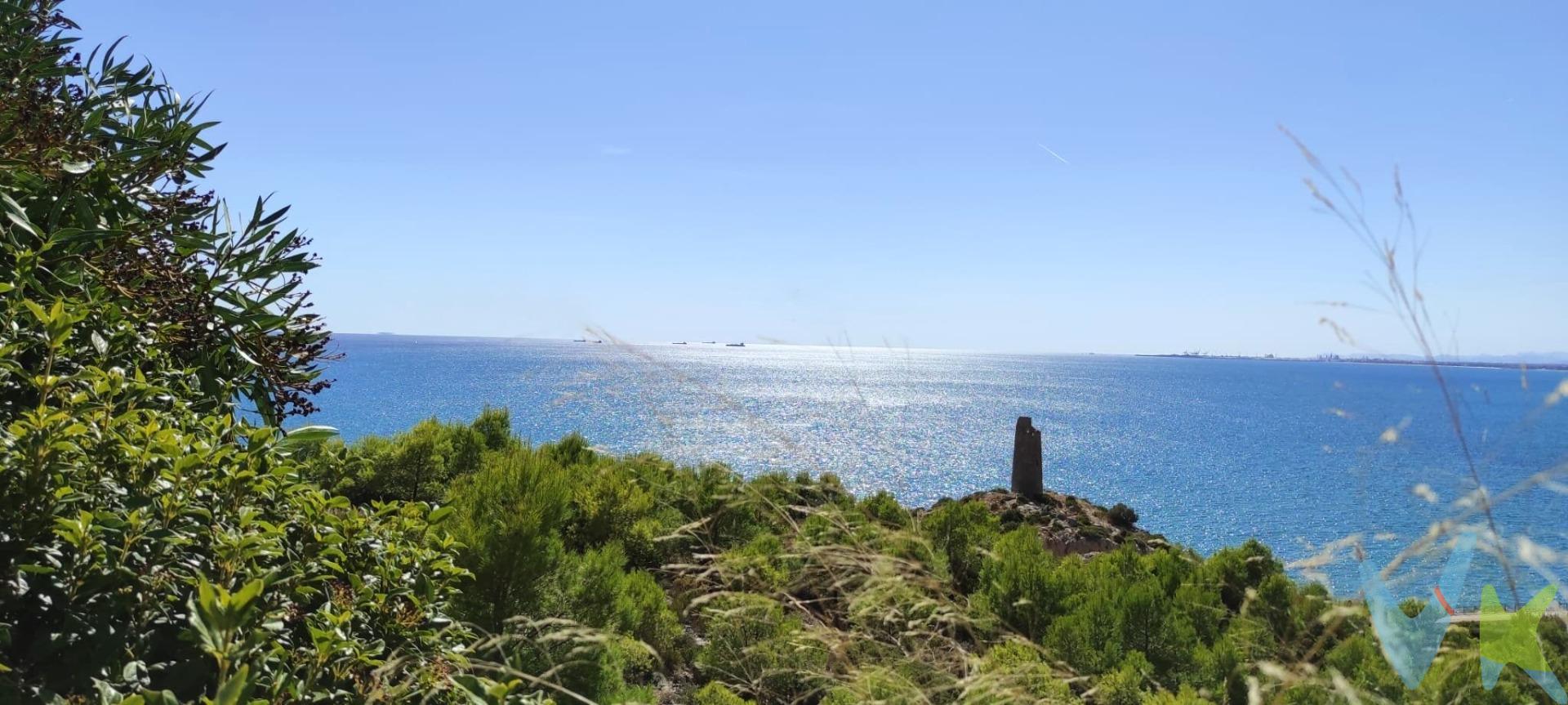 Se vende parcela urbana de 1220m2 con impresionantes vistas al mar, ubicada en la exclusiva Urbanización Torre Bellver a tan solo cinco minutos de Benicasim. Esta propiedad ofrece la posibilidad de construir una vivienda unifamiliar independiente o dos viviendas pareadas, ideal tanto para veranear como para residir todo el año. La parcela cuenta con toma de luz, agua, gas natural y alcantarillado. Situada entre Oropesa del Mar y Benicassim, esta urbanización ofrece una excelente ubicación que combina tranquilidad y cercanía a las comodidades urbanas. No pierdas la oportunidad de empezar a construir tu sueño hoy mismo. Los metros útiles son aproximados. Este inmueble es en exclusiva, con lo que le facilitamos cualquier información sobre la vivienda. Por este motivo, solicitamos no molesten al propietario, ocupantes de la propiedad, vecinos o conserje de la comunidad. . Muchas gracias por su comprensión. El precio indicado puede sufrir variaciones. En todos los casos los precios expuestos son más impuestos y gastos derivados de la transmisión del inmueble.