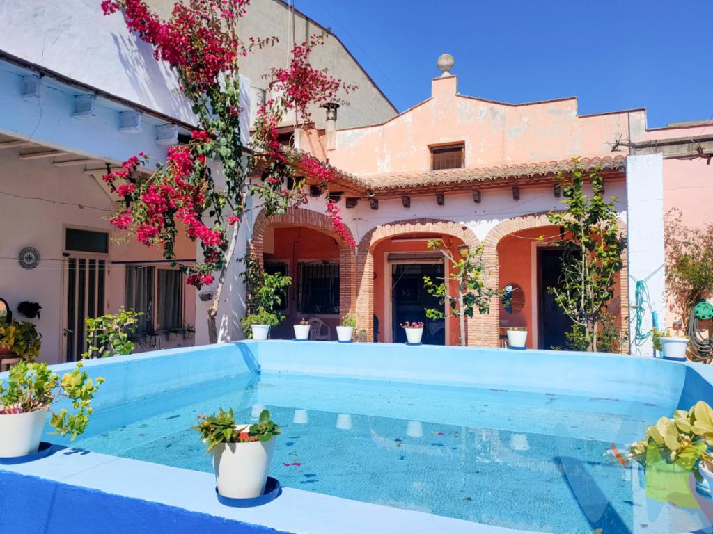¡Descubre la joya señorial que ha sido el epicentro de la felicidad en Rafelguaraf durante generaciones!Te presentamos esta espectacular residencia, una de las más emblemáticas y prestigiosas de la localidad, que ha acogido a distintas familias en su seno, todas ellas tejiendo historias de amor, alegría y plenitud.Ubicada en una de las principales calles del corazón de la localidad, esta casa señorial impresiona con su majestuosidad y elegancia. Desde su imponente fachada hasta sus detallados elementos arquitectónicos, cada aspecto de esta propiedad refleja su importancia histórica y su esplendor atemporal.Al cruzar sus puertas, te sumergirás en un remanso de paz y tranquilidad. Sus amplios espacios, techos altos y suelos singulares crean un ambiente de distinción y calidez que te harán sentir en un mundo aparte desde el primer momento.La vivienda dispone de cinco habitaciones, dos baños, amplia cocina y dos estancias que se utilizan como salita y comedor independienteLa zona central de la casa es un espacio imponente y amplio que atraviesa toda la vivienda desde la entrada hasta la salida al patio.El magnífico patio, está repleto de plantas y vegetación y una encantadora piscina, que es el lugar ideal para disfrutar de momentos de relax y diversión en compañía de tus seres queridos. Además, cuenta con un paellero, perfectos para organizar encuentros sociales y deleitar a tus invitados con delicias culinarias al aire libre.Pero eso no es todo. Esta propiedad también ofrece la posibilidad de crear un espacio independiente en su construcción adicional en el patio, perfecto para albergar apartamentos individuales o dar rienda suelta a tu imaginación y convertirlo en el espacio de tus sueños.Pero lo más especial de esta casa es su capacidad para llenar cada rincón con felicidad y amor. A lo largo de los años, todas las familias que han tenido el privilegio de llamarla hogar han sido bendecidas con momentos inolvidables y una calidad de vida inigualable.Con su distinguida historia y su ubicación privilegiada en el corazón del pueblo, esta casa no solo es una propiedad, es un legado que perdurará por generaciones.No pierdas la oportunidad de ser parte de esta tradición de bienestar y plenitud.¡Haz de esta casa señorial tu nuevo hogar en Rafelguaraf y comienza a escribir tu propia historia de felicidad y éxito! Contáctanos hoy mismo para programar una visita y descubrir todo lo que esta excepcional propiedad tiene para ofrecerte. ¡Te damos la bienvenida a tu nuevo hogar! Agencia Registrada con el Nº 89 en el Registro Obligatorio de Agentes Inmobiliarios de la Comunitat Valenciana. Puede consultar en la web de la GVA:https://habitatge.gva.es/es/registres-en-materia-habitatgeLa oferta está sujeta a cambios de precio o retirada del mercado sin previo aviso. Este anuncio en su conjunto, incluyendo textos, fotos, imágenes o cualquier otro contenido del mismo, no es vinculante dado que la información es ofrecida por terceros y puede contener errores. Se muestra a título informativo y no contractual. El precio no incluye lo siguiente: Honorarios de la agencia inmobiliaria, impuestos (IVA, ITP) y otros gastos de la Compraventa (notaria, gestoría y registro). Por mandato expreso del propietario, comercializamos este inmueble en exclusiva, lo que le garantiza el acceso a toda la información, a un servicio de calidad, un trato fácil, sencillo y sin interferencias de terceros. Por este motivo, se ruega no molestar al propietario, a los ocupantes de la propiedad o a los vecinos. Muchas gracias por su comprensión. Si usted es agente inmobiliario y tiene un cliente para este inmueble, llámenos: estaremos encantados de colaborar.   