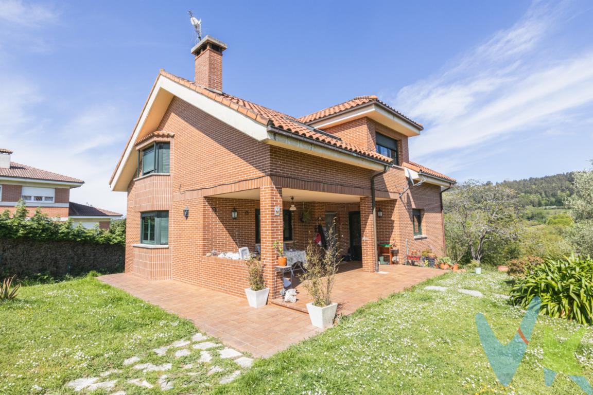 Casa en venta zona Deva Gijón. En la hermosa ciudad de Gijón, se encuentra esta espectacular casa independiente en la zona de Deva, perfecta para aquellos que valoran la privacidad y la comodidad en un entorno tranquilo y familiar. Con una superficie de 322 metros construidos y 261 metros útiles, esta propiedad es ideal para familias grandes que buscan amplitud y confort.Al entrar, te sorprenderá la luminosidad de sus espacios, con amplias ventanas que permiten la entrada de luz natural en todas las habitaciones. Con un total de 6 habitaciones, esta casa ofrece suficiente espacio para toda la familia, así como para recibir a invitados de manera cómoda.Planta principal: hall de entrada, salón comedor con chimenea, cocina amueblada con despensa y acceso directo al jardín, habitación en suite, aseo. Superficie útil 85m2.Planta primera: 3 habitaciones una de ellas con vestidor y armario empotrado. Baño completo. Superficie útil 74m2.Planta semisótano: garaje con portón automático, cuarto de lavado y caldera, despensa, habitación y baño. Superficie útil 102m2.Las tres plantas se comunican por una escalera interior.Ventanas de aluminio climalit oscilobatientes. Suelos de parquet y cerámica.Calefacción. Armarios empotrados. El edificio, construido en el año 2000, ha sido cuidadosamente mantenido y se encuentra en excelentes condiciones para habitar de inmediato.El garaje y trastero brindan la posibilidad de almacenamiento adicional, lo que garantiza que nunca te falte espacio para tus pertenencias. La zona ajardinada que rodea la propiedad es perfecta para disfrutar del aire libre en la comodidad de tu propia casa.Con paradas de autobús cercanas, tendrás la conveniencia de moverte por la ciudad con facilidad, sin necesidad de utilizar el coche en todo momento. Además, la ubicación en Deva te brinda la tranquilidad de un entorno residencial, sin renunciar a la proximidad a todo tipo de servicios y comercios.A tan solo 5 minutos en coche del Hospital de Cabueñes, la Universidad Laboral y Parque Tecnológico. 25 minutos de Oviedo y 25 de Avilés.Si estás buscando una casa amplia, luminosa y bien ubicada en Gijón, esta es la opción perfecta para ti. No pierdas la oportunidad de visitar esta propiedad única y descubrir todo lo que tiene para ofrecerte. ¡Llámanos para concertar una visita y haz de esta casa tu próximo hogar! 