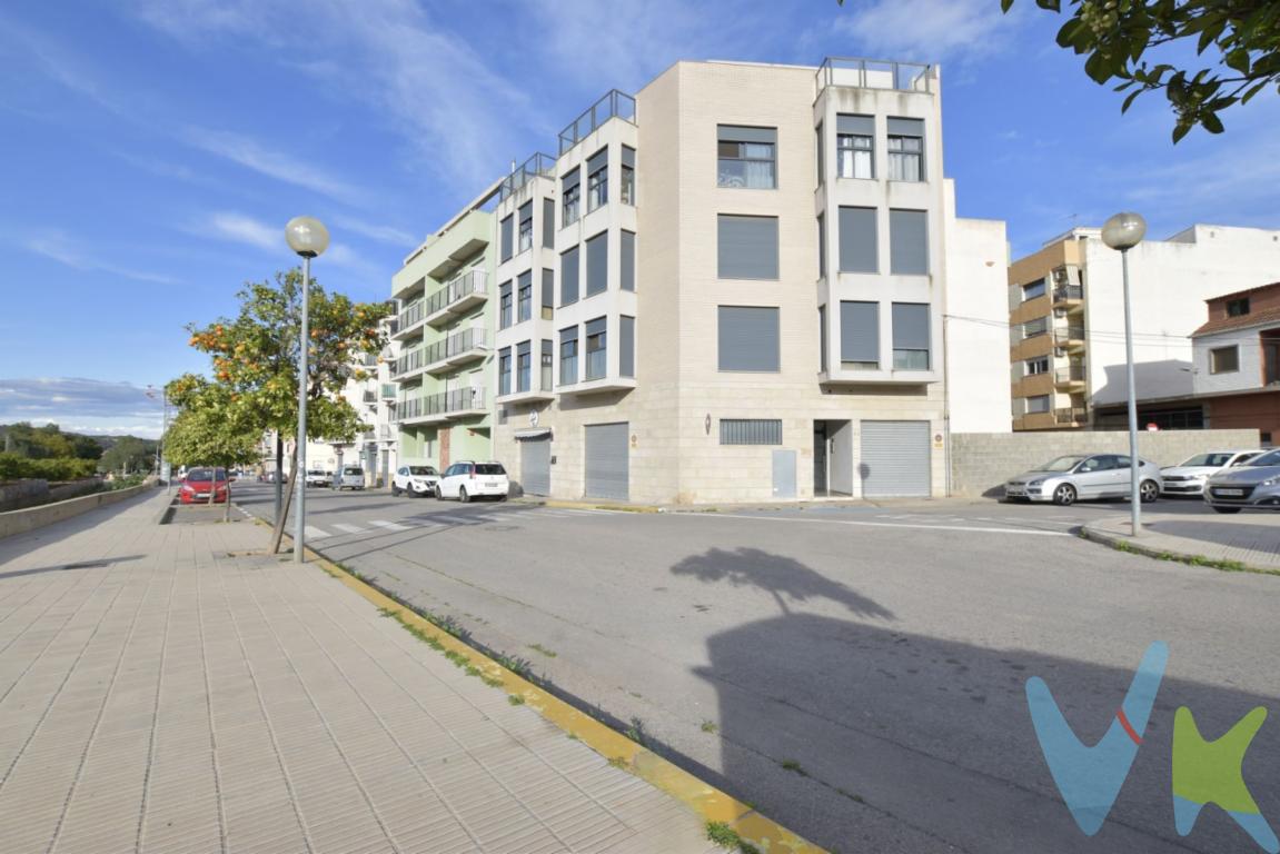 Ven a vivir a Benifairó de Les Valls, municipio de la comarca del Camp de Morvedre, a 40 minutos de la ciudad de Valencia, forma parte de la Mancomunidad de Les Valls y la vivienda te va a encantar. Dispone de 2 habitaciones, 2 baños, uno de ellos en suite y un salón comedor con cocina office, sirven de mirador a la huerta de Valenciana, delimitada por la Sierra Calderona. A la calidad de vida de vivir en un municipio de casi 2.500 vecinos, tranquilo y familiar, se une al contar con dos supermercados así como tiendas de proximidad, muy cerca del Ayuntamiento y al lado de Faura, les separa una calle y a tan sólo 5km de la playa de Canet de Berenguer y de Sagunto. Edificio esquina de tres plantas y dos vecinos por planta, cuenta con ascensor y la vivienda es exterior, recibiendo la luz y ventilación en todas las estancias al ser exterior con ventana o mirador a la calle. Ideal desde la barra, que sirve de separación entre la cocina y el salón, tomarse el primer café del día disfrutando de unas vistas que cargan de pilas a cualquiera. Además, no te preocupes por espacio para almacenar, cuenta con 4 armarios y se podrían quedar algunos muebles y electrodomésticos en el precio. ¿Hablamos?. Llámanos y encantados hacemos realidad tu proyecto de vida. Contamos con 30 años de experiencia acreditada y nuestro objetivo es garantizarle un servicio de compra humano, ético, de calidad, fácil y seguro. Nuestro equipo lo integran agentes con la titulación AIR (Agente Inmobiliario Registrado) y Agentes Certificadores de la categoría Premium en certificación de inmuebles y debidamente registrados en el Registro de Agentes de Intermediación de la CV (RAICV 0743). Consulte en nuestras reseñas de Google lo que opinan los clientes que ya han trabajado con nosotros.El precio NO incluye: Impuestos, gastos de Notaría, registro y honorarios de inmobiliaria. 
