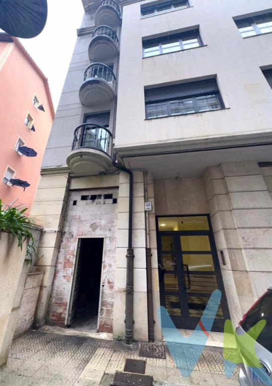 En calle Elcano, Magallanes, junto plaza de Numancia, biblioteca Menedez Pelayo, Calle San Luis y Calle Burgos, se vende local a pie de calle de 28 m2 con altura de 3,86 metros, entrada-frente de 1,64 de ancho por 3,38 de alto, el local esta de obra, con toma de agua, luz y desagüe instalado. Se le puede dar muchas utilidades aprovechando su ubicación discreta, cómoda y céntrica, como por ejemplo: almacén, ocio-reuniones, estudio, ensayo para musicos y cantantes, trastero, etc.etc., Aproveche esta ocasión que le ofrecemos, llámenos