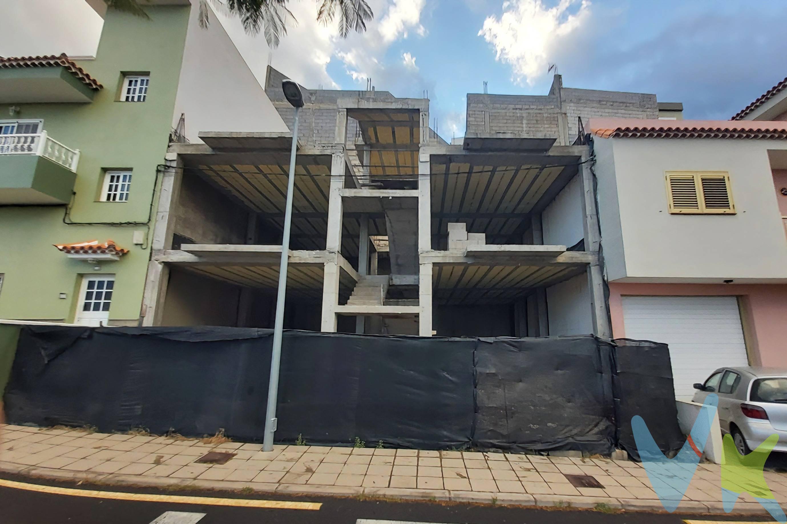 ¡Propiedad ideal para inversores!. Edificio en construcción de 2 plantas sobre rasante para 4 viviendas, 2 por planta y azotea transitable con cuartos lavaderos. Planta baja con acceso a jardín y patio interior. Ubicación:. Antigua C/Pares o Nones, 10. Chacona. Güimar. Zona residencial cerca de colegios, canchas deportivas y servicios. A 10 minutos del casco municipal. Próximo al Parque etnológico Pirámides de Güimar. Características:. Solar urbano de uso residencial de 182 m2. Proyecto visado para 4 Viviendas de unos 55m2 cada una. Un total de 238,17 m2 útiles 280,43 m2 construidos (medidas según proyecto). Ejecutado en torno a un 18% del total. Para información más detallada ponte en contacto conmigo. 