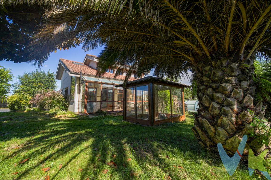 Casa con piscina privada climatizada a 1 km de la playa, en Muros de Nalón.Magnífica vivienda de  160 m² situada sobre una amplia parcela de 1.800 m², en un entorno tranquilo y muy próximo a la costa.La propiedad cuenta con 4 habitaciones, 2 baños, vestidor y cocina independiente. En el exterior dispone de piscina privada, cubierta y climatizada, garaje y casa de aperos, además de una amplia parcela que ofrece múltiples posibilidades para disfrutar del espacio exterior durante todo el año.Se encuentra a aproximadamente 1 km de la playa, a 15 minutos del aeropuerto y a unos 35 minutos de Oviedo.Una propiedad ideal tanto como residencia habitual como para disfrutar de temporadas de descanso junto al mar, combinando amplitud, privacidad y una excelente ubicación.