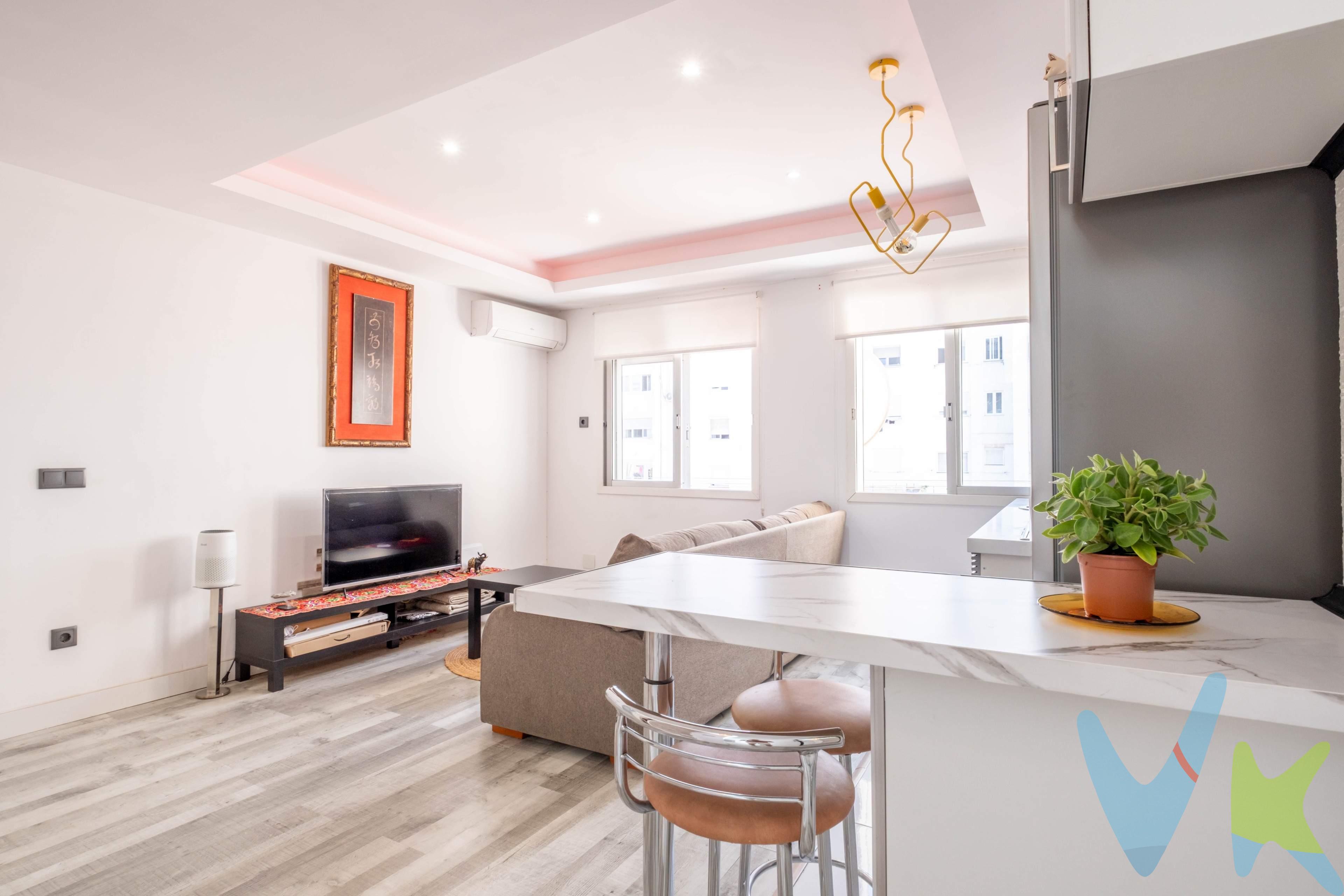 📍 Santa Orosia – Delicias. Si estás buscando un piso reformado, con estilo, cómodo y listo para entrar a vivir… este puede ser el comienzo de tu nueva historia. Una vivienda pensada para aprovechar cada metro, con una reforma actual, luz natural, y ese aire acogedor que te hace sentir en casa desde el primer paso. 🔹 2 dormitorios. 🔹 Salón con cocina americana integrada, moderna y funcional. 🔹 1 baño con ventana, siempre un plus. 🔹 Terraza acristalada exterior a calle Santa Orosia: un desahogo extra, un rincón para tus plantas o para disfrutar del sol de invierno. 🔹 Totalmente amueblado, para que solo tengas que traer tu maleta. 🔹 2 splits Fujitsu inverter (frío/calor) para disfrutar del confort todo el año. 🔹 Agua caliente por termo eléctrico. El edificio no tiene ascensor, pero el proyecto ya está aprobado. Aunque aún no hay consenso vecinal, las posibilidades están abiertas a futuro. Ideal como primera vivienda o como inversión. Ven a verlo. Aquí podrías empezar tu próxima etapa. _____________________________________. ℹ️ En el precio publicado de venta NO están incluidos los honorarios de agencia por el servicio de gestión, asesoramiento y formalización del proceso de compra que será facturado al comprador. Tampoco incluye los impuestos y gastos legalmente establecidos y derivados de la transmisión e inscripción, en su caso.