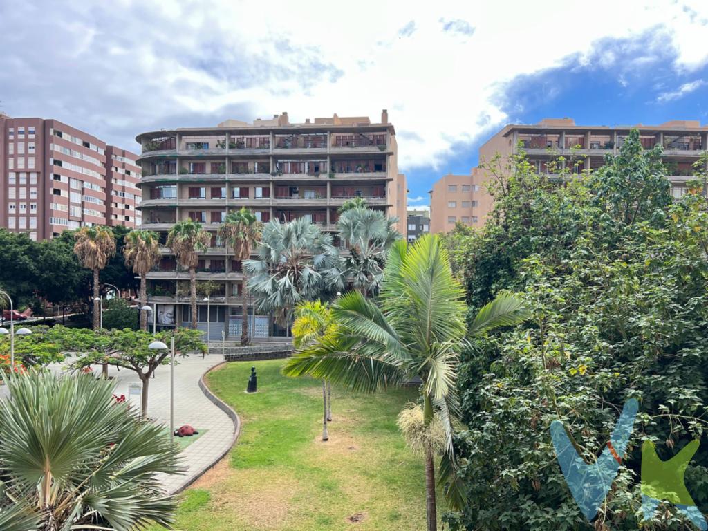 Descubre este espectacular piso zona del Chapatal, que combina luminosidad y amplitud, ideal para familias o profesionales en busca de comodidad. Este inmueble cuenta con un lavadero independiente, perfecto para mantener el orden en tu hogar. Las ventanas de aluminio están equipadas con doble cristal, lo que garantiza una excelente insonorización y aislamiento térmico. Además, se han instalado persianas de seguridad para mayor tranquilidad. El piso dispone de dos baños completos totalmente reformados; cada uno ha sido diseñado pensando en la funcionalidad sin sacrificar el estilo moderno. Ubicado en una zona estratégica cerca de servicios esenciales como supermercados, transporte público y áreas recreativas, esta propiedad es una inversión segura por su calidad constructiva e inmejorable ubicación.