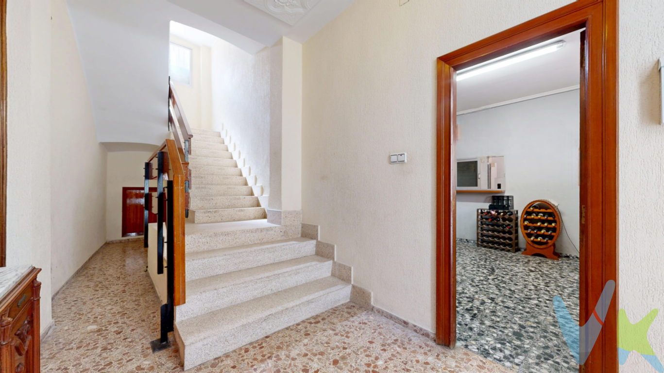 lanta baja en el centro de Torrent de 195m² aprox., con posibilidad de adquirir también el primer piso de 165m² y terrazasTenemos el placer de presentarles esta planta baja de 195m² con actualmente uso de bajo comercial, aunque, tras la valoración realizada por un arquitecto, se ha confirmado la posibilidad de realizar su transformación en vivienda en principio mediante la actuación sobre uno de los patios de luces del primer piso, quedando esta posibilidad sujeta a la correspondiente viabilidad técnica y administrativa.POSIBILIDAD DE ADQUIRIR TAMBIÉN LA PLANTA DE ARRIBAExiste la posibilidad de adquirir conjuntamente con el bajo, el primer piso por 179.900  adicionales.. El primer piso cuenta con 175 m² con 5 HABITACIONES y 2 baños, salón con chimenea, una espaciosa cocina con acceso directo a terraza, zona de lavandería y patio interior. Uno de los principales atractivos de esa vivienda son sus generosas dimensiones, con muchísimo espacio y una distribución que permite crear diferentes ambientes y adaptarlos a las necesidades de cada propietario.La propiedad se encuentra en un edificio muy tranquilo, compuesto únicamente por planta baja y dos plantas, lo que garantiza un entorno residencial y con pocas viviendas.DOS PROPIEDADES, INFINIDAD DE POSIBILIDADESLa adquisición conjunta de ambas propiedades ofrece una oportunidad especialmente interesante.Una de las opciones sería conectar internamente ambas plantas y crear una espectacular vivienda de 2 plantas, disponiendo así de unos 360m² construidos para crear una vivienda única, amplia y totalmente personalizada.Otra alternativa sería mantener el bajo como espacio independiente y convertirlo en un amplio garaje privado, acompañado de trasteros y diferentes zonas de almacenamiento.También existe la posibilidad de diseñar el bajo como una zona común privada para reuniones y eventos familiares, creando un espacio versátil para celebraciones, comidas, reuniones o cualquier tipo de actividad, manteniendo la vivienda principal completamente independiente o darle uso comercial teniendo tu propio negocio debajo de casa.La vivienda se encuentra en una zona consolidada de Torrent, rodeada de todo tipo de servicios para el día a día. En sus alrededores encontramos supermercados, farmacias, centros de salud, colegios, comercios, cafeterías, restaurantes, parques y zonas de ocio, además de diferentes opciones de transporte público.No dejes pasar esta oportunidad, sé el primero en llamarnos.Si tienes que vender antes tu vivienda, llámanos y te asesoramos cómo hacerlo para además tener los mínimos gastos posibles y todas las garantías.Agencia Registrada con el nº00516 en el Registro Obligatorio de Agentes Inmobiliarios de la Comunidad ValencianaPor mandato expreso del propietario, COMERCIALIZAMOS ESTE INMUEBLE EN EXCLUSIVA, lo que le garantiza el acceso a toda la información, a un servicio de calidad, un trato fácil, sencillo y sin interferencias de terceros. Por este motivo, se ruega NO MOLESTAR AL PROPIETARIO, a los ocupantes de la propiedad o a los vecinos. Muchas gracias por su comprensión.La oferta está sujeta a cambios de precio o retirada del mercado sin previo aviso. Este anuncio en su conjunto, incluyendo textos, fotos, imágenes o cualquier otro contenido de este, no es vinculante dado que la información es ofrecida por terceros y puede contener errores. Se muestra a título informativo y no contractual.El precio del inmueble no incluye los honorarios de la agencia que ascienden al 4%+IVA del precio final del inmueble, ni los gastos de notaría y registro de la propiedad (que están sujetos a aranceles y varían dependiendo del precio de escrituración), ni los impuestos (que en la Comunitat Valenciana varían dependiendo del precio del inmueble y de las características personales del comprador).Esta propiedad se pone a la venta con toda la documentación comprobada y en regla, por lo que ofrecemos GARANTIAS a los compradores.     