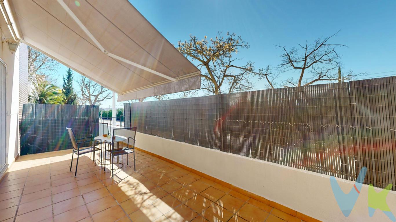 Adosado esquinero reformado con buhardilla, terrazas y gran garaje en Picanya    Se vende fantástico adosado esquinero en Picanya, una vivienda amplia, luminosa y reformada, perfecta para quienes buscan espacio, privacidad y diferentes ambientes para disfrutar del hogar.  La vivienda cuenta con 212 m² construidos, de 1995 y reformada en 2022, lo que combina la solidez de una construcción consolidada con mejoras actuales que aportan mayor comodidad y funcionalidad.  La planta principal ofrece un agradable y luminoso salón-comedor con salida directa a la terraza, creando un espacio ideal tanto para el descanso diario como para reuniones con familia o amigos. En esta misma planta se encuentra la cocina reformada y totalmente equipada, además de un aseo de cortesía.  En la primera planta se sitúa la zona de descanso, compuesta por tres dormitorios con armarios y dos baños completos, uno de ellos en suite, incorporado a la luminosa habitación principal, proporcionando mayor comodidad y privacidad.  La planta superior alberga una amplia buhardilla diáfana con acceso a terraza privada, un espacio muy versátil que puede adaptarse fácilmente como despacho, sala de ocio, zona de estudio o dormitorio adicional.  La vivienda dispone también de sótano a modo de garaje con capacidad para varios vehículos, un espacio amplio y ventilado que además ofrece múltiples posibilidades como zona de reuniones, gimnasio, área de juegos o almacenamiento.  Entre sus características destacan aire acondicionado en el salón y varias terrazas que permiten disfrutar del exterior durante todo el año, creando ambientes perfectos para relajarse o compartir veladas al aire libre.  Ubicada en una zona residencial tranquila de Picanya, la vivienda ofrece el equilibrio ideal entre calidad de vida y proximidad a todos los servicios, comercios, instalaciones deportivas y buenas conexiones con Valencia. Una vivienda pensada para quienes buscan espacio, luz y comodidad en un entorno residencial bien comunicado.    Si tienes que vender antes tu vivienda, llámanos y te asesoramos cómo hacerlo para además tener los mínimos gastos posibles y todas las garantías.  Agencia Registrada con el nº00516 en el Registro Obligatorio de Agentes Inmobiliarios de la Comunidad Valenciana    Por mandato expreso del propietario, COMERCIALIZAMOS ESTE INMUEBLE EN EXCLUSIVA, lo que le garantiza el acceso a toda la información, a un servicio de calidad, un trato fácil, sencillo y sin interferencias de terceros. Por este motivo, se ruega NO MOLESTAR AL PROPIETARIO, a los ocupantes de la propiedad o a los vecinos. Muchas gracias por su comprensión.   La oferta está sujeta a cambios de precio o retirada del mercado sin previo aviso. Este anuncio en su conjunto, incluyendo textos, fotos, imágenes o cualquier otro contenido de este, no es vinculante dado que la información es ofrecida por terceros y puede contener errores. Se muestra a título informativo y no contractual.  El precio del inmueble no incluye los honorarios de la agencia que ascienden al 4%+IVA del precio final del inmueble, ni los gastos de notaría y registro de la propiedad (que están sujetos a aranceles y varían dependiendo del precio de escrituración), ni los impuestos (que en la Comunitat Valenciana varían dependiendo del precio del inmueble y de las características personales del comprador).  Esta propiedad se pone a la venta con toda la documentación comprobada y en regla, por lo que ofrecemos GARANTIAS a los compradores.