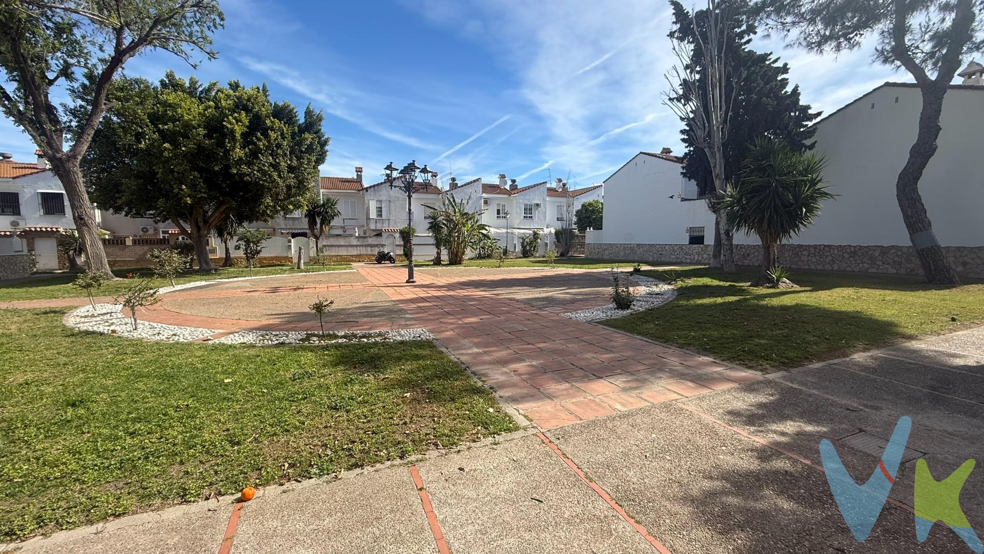  ¡Tu nuevo hogar te espera a la entrada de Chiclana! . ¿Buscas comodidad, luz y una ubicación estratégica? Esta unifamiliar en la Urbanización Los Esteros lo tiene todo. Disfruta de tardes acogedoras junto a la chimenea en su salón luminoso o de cenas inolvidables en su terraza acristalada y patio trasero con trastero. La casa cuenta con un porche cubierto ideal para relajarse, cocina amueblada y un práctico patio delantero. En la planta alta, el descanso está asegurado con 3 dormitorios (el principal con armario empotrado) y baño completo. Todo esto rodeado de jardines comunitarios, servicios a pie de calle y la mejor conexión con las autovías. ¡Ven a verla y enamórate!. Planta Baja: Patio delantero, porche cubierto, distribuidor, salón con chimenea, cocina amueblada, baño completo y patio trasero con terraza acristalada y trastero. Planta Alta: Dormitorio principal con armario empotrado, 2 dormitorios individuales y baño completo. Ubicación: Entorno privilegiado con zonas verdes, comercios y acceso inmediato a la autovía hacia Cádiz o Conil. CASA ADOSADA de 111 m² construidos (102 m² útiles ) que consta de salón comedor,  cocina, 3 dormitorios,  porche delantero y trasero, trastero, 2 baños y patio delantero. LE GUSTARÁ!!. En cumplimiento de las obligaciones de información previstas en la Ley 10/2025, de 28 de diciembre, de servicios de atención a la clientela y transparencia, así como en la normativa sectorial vigente, se hace constar que el precio indicado no incluye los gastos e impuestos inherentes a la adquisición, los cuales se desglosan a continuación:. •	Impuesto sobre Transmisiones Patrimoniales (ITP): Se aplicará el tipo impositivo vigente en la Comunidad Autónoma de Andalucía (generalmente el 7% , sin perjuicio de tipos reducidos del 3,5% o 6% aplicables según las circunstancias personales del comprador o las características del inmueble). El impuesto se devenga sobre el Valor de Referencia de Catastro o el precio de venta, aquel que resulte superior. •	Gastos de Notaría: Los honorarios notariales se calcularán conforme al arancel oficial regulado en el Anexo I, del Real Decreto 1426/1989, de 17 de noviembre, por el que se aprueba el arancel Notarial. (Cálculo aproximado: 1.500 €, de los que la parte vendedora abonará el coste de la Escritura matriz y la parte compradora, las copias). Más información: https://www.boe.es/buscar/act.php?id=BOE-A-1989-28111 . •	Gastos de Registro: La inscripción en el Registro de la Propiedad se facturará según el arancel oficial establecido en el ANEXO I, del Real Decreto 1427/1989, de 17 de noviembre, por el que se aprueba el arancel Notarial. Más información: https://www.boe.es/eli/es/rd/1989/11/17/1427. •	Financiación externa: En el caso de necesitar financiación, sumarán los gastos de la Entidad financiera (Gestoría, tasación, seguros,…) . •	Honorarios Agencia del Vendedor: incluidos en el PVP. •	Honorarios Agencia del comprador: La agencia informa que los honorarios ascenderán a un 4% + IVA, sobre el valor de compra. Para una información exhaustiva sobre el funcionamiento, tipos impositivos y bonificaciones del ITP en Andalucía:. https://www.juntadeandalucia.es/organismos/economiahaciendayfondoseuropeos/areas/tributos-juego/tributos/paginas/impuestos-cedidos-transmisiones.html; . La agencia dispone de documentación e información adicional relativa al inmueble, que podrá ser solicitada por el consumidor. A su vez, disponemos del Documento Informativo Abreviado de la propiedad (Según Decreto 218/2005, del 11 de Octubre) y de Seguro de Caución, para la protección del dinero entregado como señal para la Reserva de una vivienda. La agencia efectúa una labor de intermediación, por lo que las condiciones finales de la compraventa quedas sujetas a la aceptación expresa de la parte vendedora y a la ulterior formalización del contrato. 