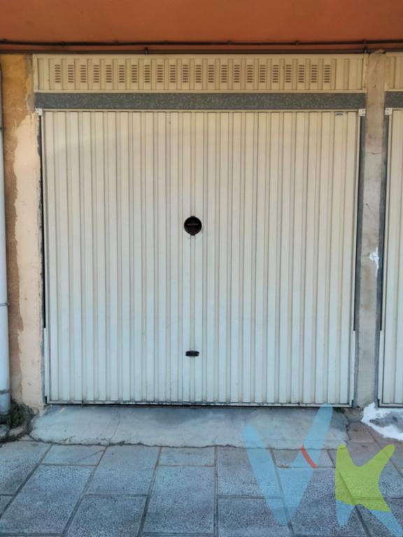 Se presenta una oportunidad para adquirir un garaje cerrado en Cabezón de la Sal. Ubicado cerca del parque de la Losa.Con sus 15.8 metros cuadrados, la entrada es el propio garaje y al fondo un trastero. La parte de garaje mide 10,6m2, y el trastero mide 4,90m2.Este emplazamiento favorece tanto a residentes de la zona que necesitan un espacio adicional, como a visitantes frecuentes que buscan la seguridad y comodidad de un garaje privado.Contáctenos para agendar una visita. 