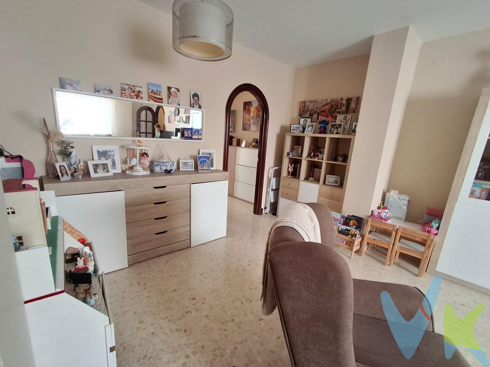 ¡Oportunidad única en calle Carraca!. Fantástico piso, en San Fernando, con 108m2 construidos en una primera planta sin ascensor,  ideal para quienes buscan un hogar a un precio asequible, destacando su amplitud y luminosidad. También destacar que este inmueble se encuentra en un estado general muy bueno, listo para entrar a vivir. Consta de recibidor con armario empotrado, salón comedor cocina independiente reformada, distribuidor, 1 dormitorio de matrimonio con vestidor, 2 dormitorios individuales amplios y cuarto de baño con placa de ducha totalmente reformado. Calidades y extras:. •Suelos de terrazo. •Ventanas climalit, excelente aislamiento. •Aire acondicionado por split. •Puertas de pino y portón blindado. •Balcón con vistas despejadas. Su excelente ubicación, dispondrá de paradas de autobús cercanas, colegios reconocidos y servicios esenciales a pocos minutos, lo que convierte a esta vivienda en una opción perfecta tanto para familias como para quienes buscan confort y bienestar en una de las zonas más demandadas de San Fernando. ¡NO DEJES PASAR ESTA OPORTUNIDAD! Llámanos para más información o concertar una visita sin compromiso. Así mismo, informamos que los gastos Notariales, Registrales, ITP, Honorarios de la Agencia y otros gastos inherentes a la compraventa no están incluidos en el precio. El consumidor tiene a su disposición la ficha informativa de la vivienda. Periodo de validez del precio hasta 31/03/2026. 