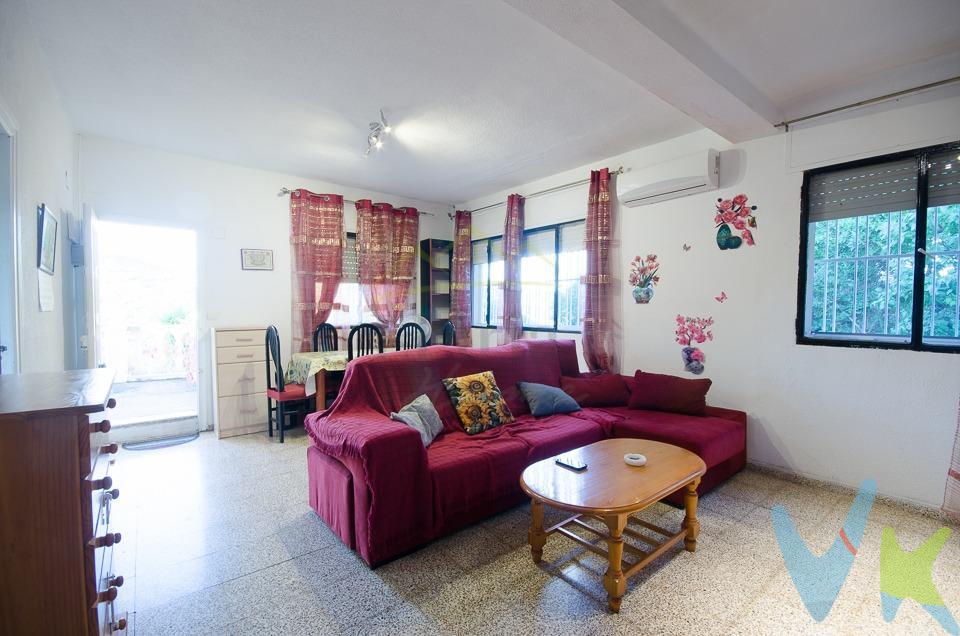 Ref. 04318.- EXCLUSIVA- Chalet con amplia parcela y piscina en Macastre. 🏡 Chalet en venta en Macastre (Valencia). 🌿 ¡Vive rodeado de naturaleza y tranquilidad!. Magnífica propiedad situada en un entorno natural muy bonito, ideal para quienes buscan paz, espacio y calidad de vida, a tan solo unos minutos del pueblo y con acceso asfaltado hasta pocos metros antes de la entrada. 📐 Características de la parcela. 🏞️ Superficie total: 2.493 m². 🔒 Parcela totalmente vallada. 💧 Agua potable. ⚡ suministro eléctrico de red . ⚡ sistema de apoyo eléctrico mediante 8 placas solares y 2 baterías. ♻️ Desagüe por pozo ciego. 🏊‍♂️ Piscina privada. 🚗 Garaje y trastero. 🧺 Lavadero. 🍖 Barbacoa y cocina exterior. 🌅 Dos terrazas cubiertas y pérgola de madera. 🏠 Distribución de la vivienda. 🛋️ Salón-comedor con split frío/calor. 🍳 Cocina independiente. 🛏️ 3 dormitorios. 🚿 1 baño completo. Detalles interiores:. Suelos de terrazo. Ventanas metálicas abatibles. Split en salón frío/calor. Termo eléctrico para agua caliente. 🚍 Otros datos de interés.  A tan sólo 7 Km de Macastre y a 40 minutos en coche al aeropuerto.  Acceso asfaltado hasta 150m antes de la puerta.  Servicio de autobús cercano. Entorno natural precioso, ideal para desconectar y disfrutar al aire libre. ✨ Una oportunidad única para vivir o disfrutar del fin de semana en plena naturaleza, con todas las comodidades y amplios espacios exteriores. 📞 Contacta con nosotros para más información o para concertar una visita. Información importante:. Gastos de intermediación, notaría, registro de la propiedad, gestión de cambio de nombre e impuesto de transmisiones patrimoniales no incluidos en el precio del inmueble ofertado. Por expreso deseo del propietario, este inmueble se comercializa en exclusiva por nuestra empresa. Rogamos no contactar directamente con la propiedad. Para visitas, contacte con nosotros. Información al consumidor:. La compra del inmueble conlleva honorarios adicionales a consultar. 📄 Servicios incluidos:. Supervisión de documentación y estado registral. Negociación con el vendedor. Redacción de contratos. Seguimiento de la operación hasta la firma. Presentación a entidades financieras. Acompañamiento al tasador. Visitas adicionales al inmueble. Cambio de suministros eléctricos y de agua (y gas si aplica). 📞 Contacta con nosotros para más información y visitas: 962781409. 🌐 Llíria Home Inmobiliaria: www.lliriahome.com. #exclusiva=venta=compromiso #inmobiliarialiria #lliriahomeinmobiliaria #firmanotaria #clientescontentoslliriahome. . 