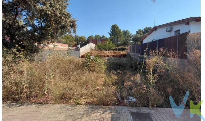 Te presentamos una magnífica parcela ubicada en la tranquila zona de Mas del Pi, en Sant Joan de Moro. Con una superficie total de 263.75 m², esta propiedad ofrece el espacio perfecto para construir la casa que siempre has soñado. Posibilidad de planta baja y dos alturas. La ubicación es ideal para aquellos que buscan un entorno natural y apacible sin renunciar a las comodidades modernas: cuenta con acceso a servicios esenciales como electricidad, alcantarillado y agua potable. Asimismo, la urbanización está equipada con farolas y otras instalaciones necesarias para garantizar tu confort diario. Colindante con la parcela Av Frontó num 11.  No pierdas esta oportunidad única; contáctanos hoy mismo para más información sobre cómo hacer realidad tu proyecto habitacional. Solicita una visita y más información. 