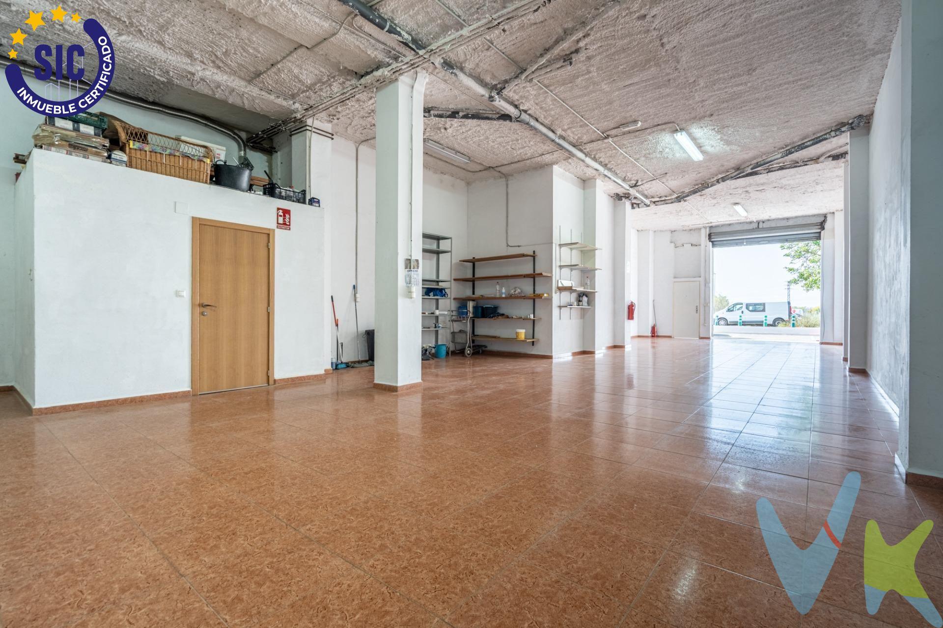 Local comercial amplio, versátil y listo para entrar. Ubicación estratégica,  situado en la calle Camino Nuevo, este local se encuentra en el corazón de Benimàmet — una zona perfectamente conectada con Valencia capital y con excelente visibilidad. Benimàmet es un barrio residencial en constante crecimiento que pertenece al distrito de Poblats de l’Oest, con gran tránsito peatonal y rodado. - A solo 2 minutos andando de la estación de metro Benimàmet (Línea 1, 2 y 4),. - Acceso rápido a la CV-35 y a la A-7,. - Paradas de autobús cercanas (EMT líneas 62, 64 y 98). Características destacadas del local. - Superficie: 213 m² construidos . - Espacio útil principal:  planta baja + altillo accesible. - Altura interior generosa y buena iluminación con varios puntos de luz fluorescente. - Zona elevada tipo despacho con cerramiento acristalado: ideal para oficina o recepción. - Acceso para vehículos gracias a su gran portón frontal (ideal para carga y descarga). - Entrada peatonal independiente. - Suelos de gres resistente, recién limpiado y en excelente estado. Perfecto para: almacén logístico, taller, estudio creativo, tienda física, showroom, coworking, centro de distribución o incluso un centro de formación.  Entorno y servicios cercanos:. - A pocos metros de comercios locales, supermercados, bancos, y farmacias. - Cercano a zonas verdes como el Parque Lineal de Benimàmet. - Colegios, centros de salud y todo tipo de servicios básicos a escasos minutos. ¿Por qué es una gran inversión?. -Zona urbana en expansión dentro del término municipal de Valencia. -Cercanía a centros logísticos y comerciales. -Rentabilidad potencial tanto en alquiler como en uso propio. Contáctanos para visitarlo hoy mismo y descubre su potencial para tu negocio. No dejes pasar esta oportunidad de adquirir un local en una zona consolidada y con futuro. ........................................ Por mandato expreso del propietario, comercializamos este inmueble en exclusiva, lo que le garantiza el acceso a toda la información, a un servicio de calidad, un trato fácil, sencillo y sin interferencias de terceros. Por este motivo, se ruega no molestar al propietario, a los ocupantes de la propiedad o a los vecinos. Muchas gracias por su comprensión. Si usted es agente inmobiliario y tiene un cliente para este inmueble, llámenos: estaremos encantados de colaborar. 