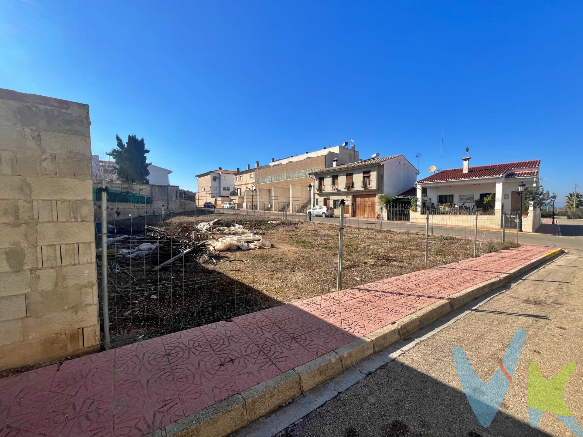 ¡Descubre tu oportunidad de construir tu hogar ideal en Lloc Nou de Fenollet, Valencia! Esta parcela esquinera de 257m2 ofrece el lienzo perfecto para la creación de tu nueva residencia. Orientada al noroeste, disfrutarás de una ubicación estratégica que maximiza la luz natural y te permite diseñar un espacio lleno de luminosidad. La parcela es edificable a dos alturas, brindándote la flexibilidad para crear una vivienda que se adapte a tus necesidades y gustos personales. Imagina tu casa soñada tomando forma en este solar, con la posibilidad de disfrutar de vistas únicas desde diferentes niveles. La presencia de servicios esenciales como luz y agua facilita la planificación y construcción de tu nuevo hogar. Además, la ubicación en una zona muy tranquila garantiza la paz y la serenidad que todos buscamos en nuestro lugar de residencia. La proximidad a la ciudad de Xàtiva agrega un valor adicional a esta propiedad. Estarás cerca de todos los servicios, tiendas, restaurantes y actividades culturales que Xàtiva tiene para ofrecer, lo que facilita el acceso a comodidades urbanas mientras disfrutas de la privacidad y la tranquilidad de tu nuevo entorno. ¡Esta parcela es más que un terreno, es el comienzo de la construcción de tus sueños! ¿Estás listo para explorar las posibilidades que este solar en Lloc Nou de Fenollet tiene para ti? ¡Contáctame y comencemos a dar vida a tu proyecto de vida!. La descripción del presente inmueble e imágenes tienen mero carácter informativo y en ningún caso carácter contractual, pudiendo ser modificados por la inmobiliaria comercializadora sin que ello implique responsabilidad alguna frente a terceros. En el precio de venta a público, esta propiedad NO incluye los gastos de adquisición (Notario, registro, gestión, honorarios, etc…). 